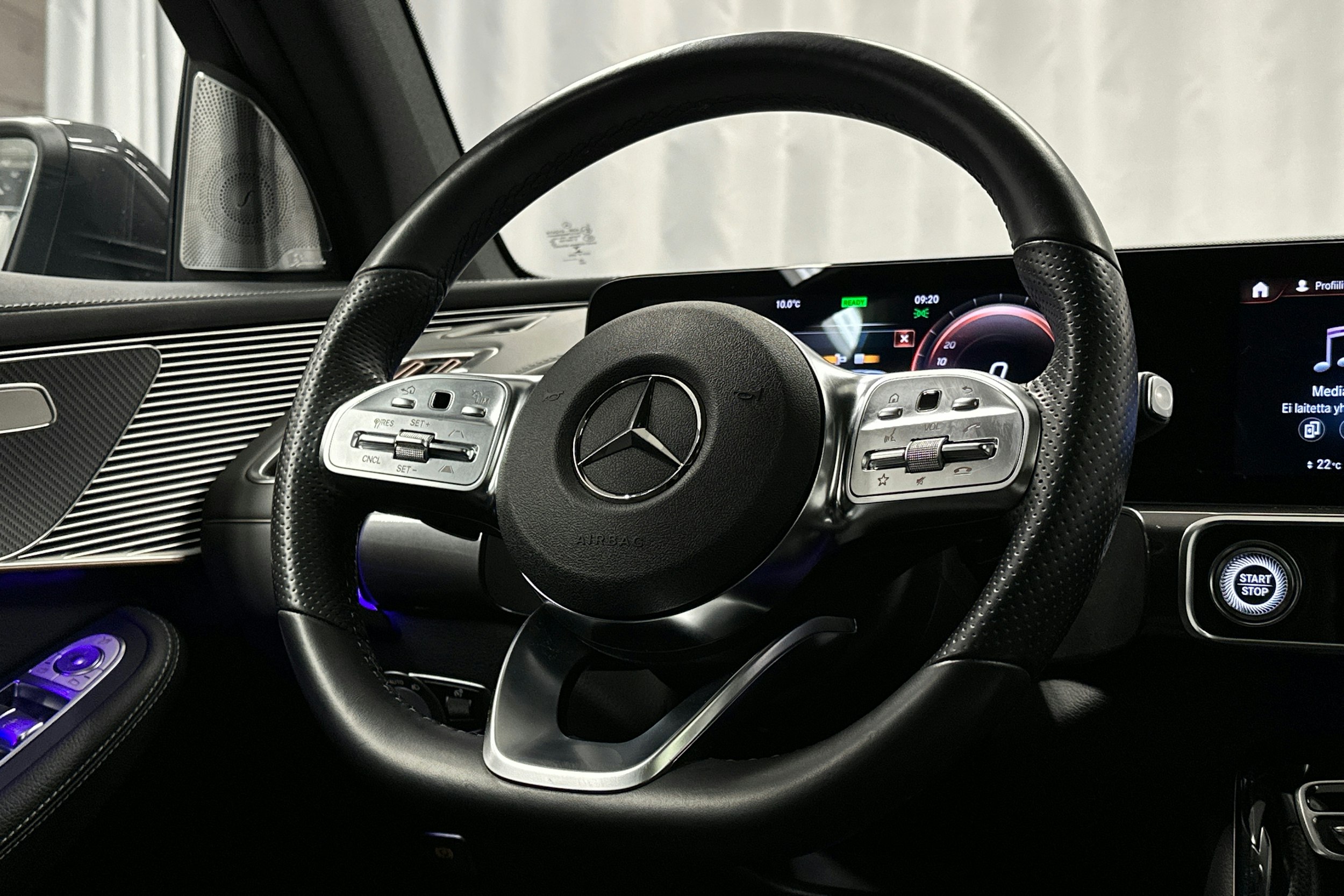 harmaa Mercedes-Benz EQC 2020 kuva 20.