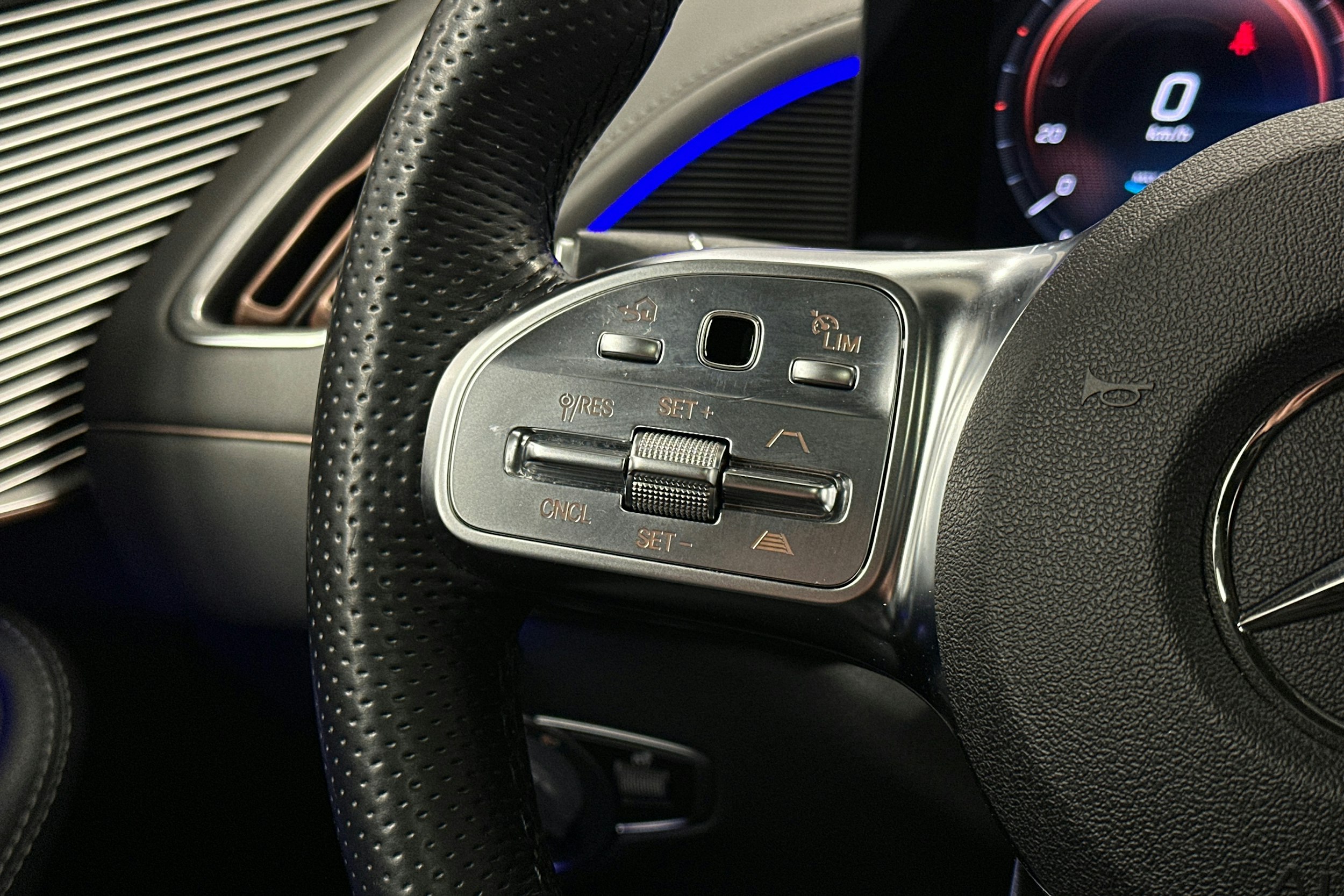 harmaa Mercedes-Benz EQC 2020 kuva 21.