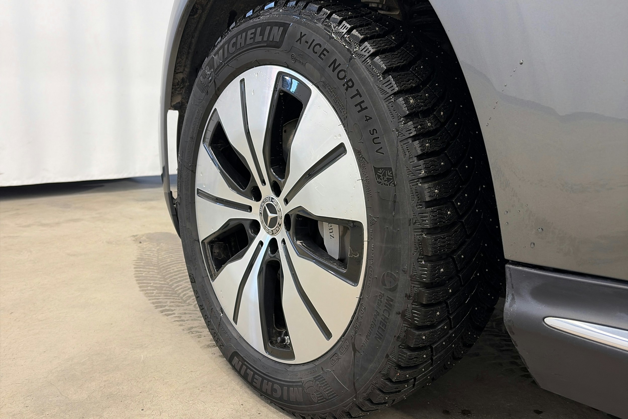 harmaa Mercedes-Benz EQC 2020 kuva 13.