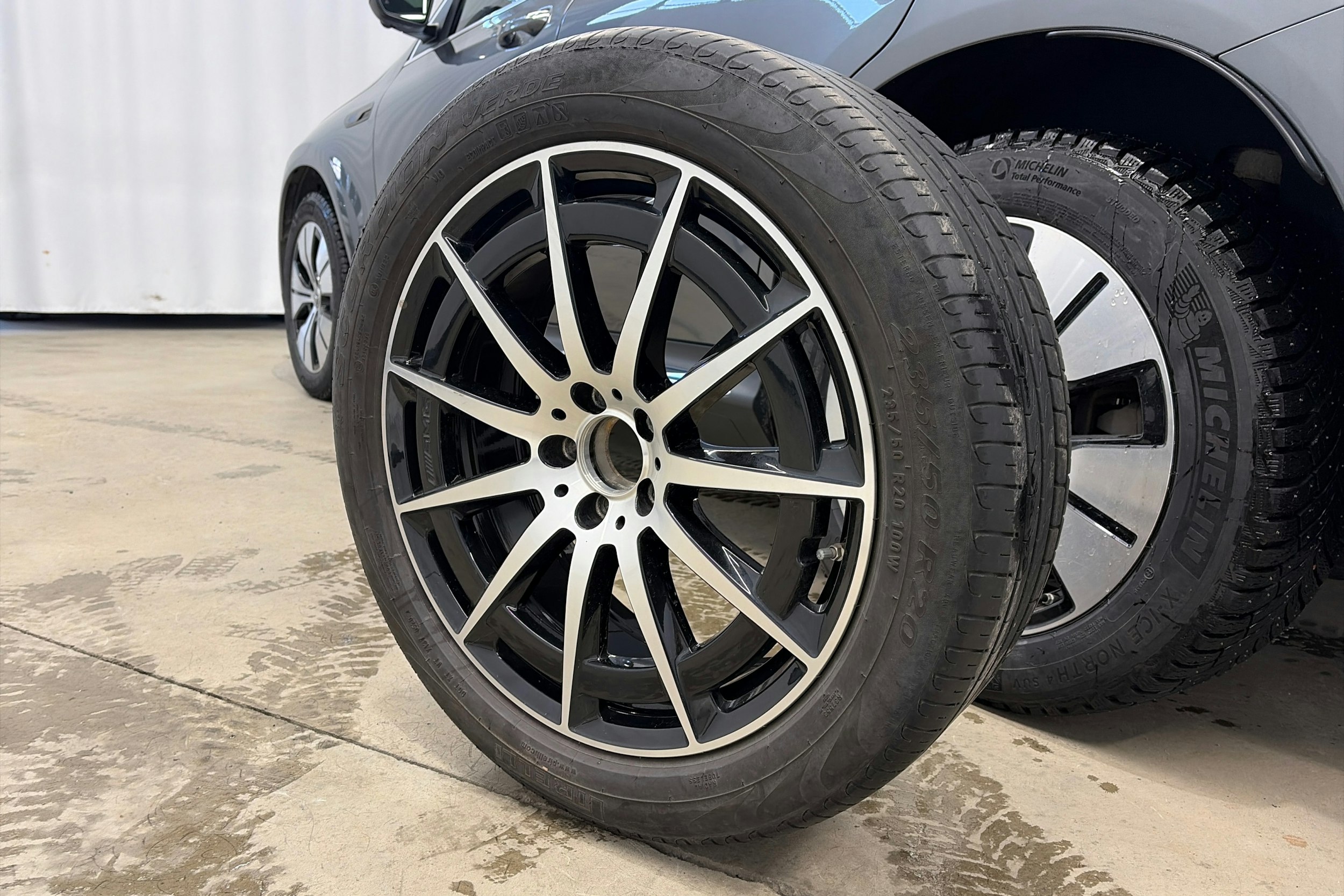 harmaa Mercedes-Benz EQC 2020 kuva 14.