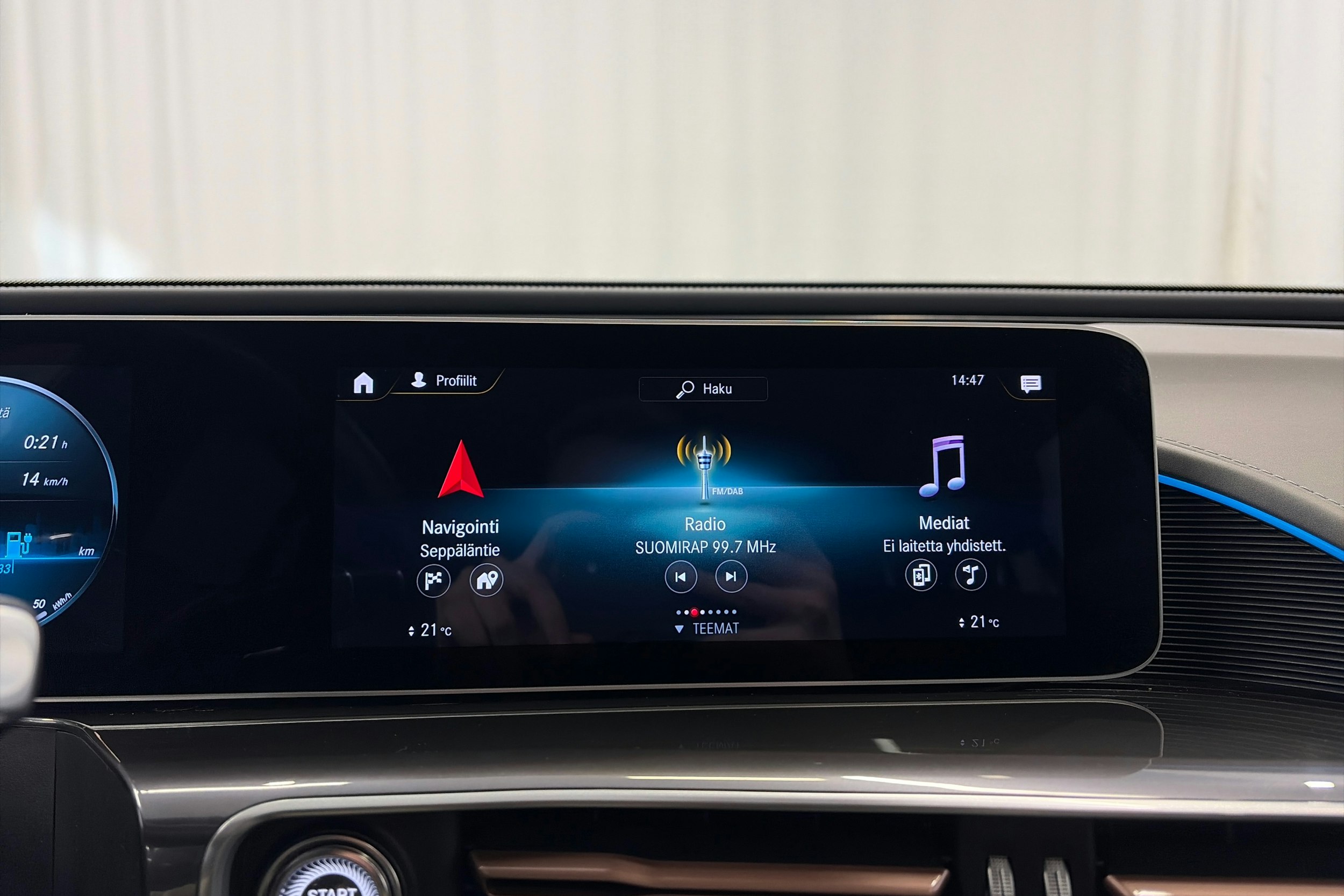 harmaa Mercedes-Benz EQC 2020 kuva 19.