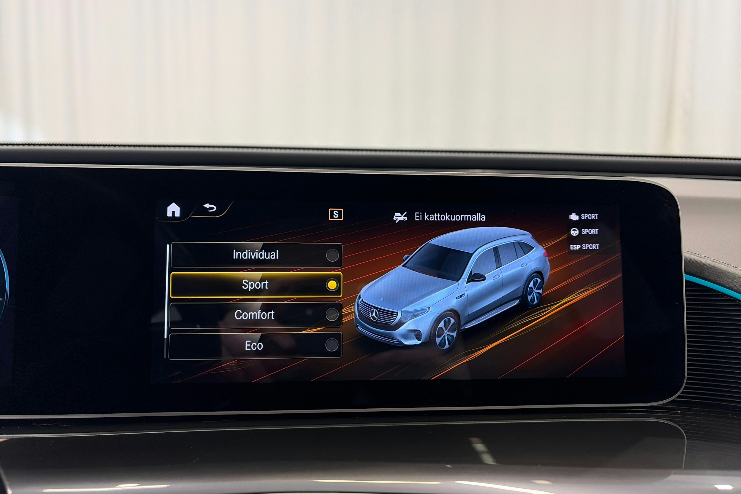 harmaa Mercedes-Benz EQC 2020 kuva 22.