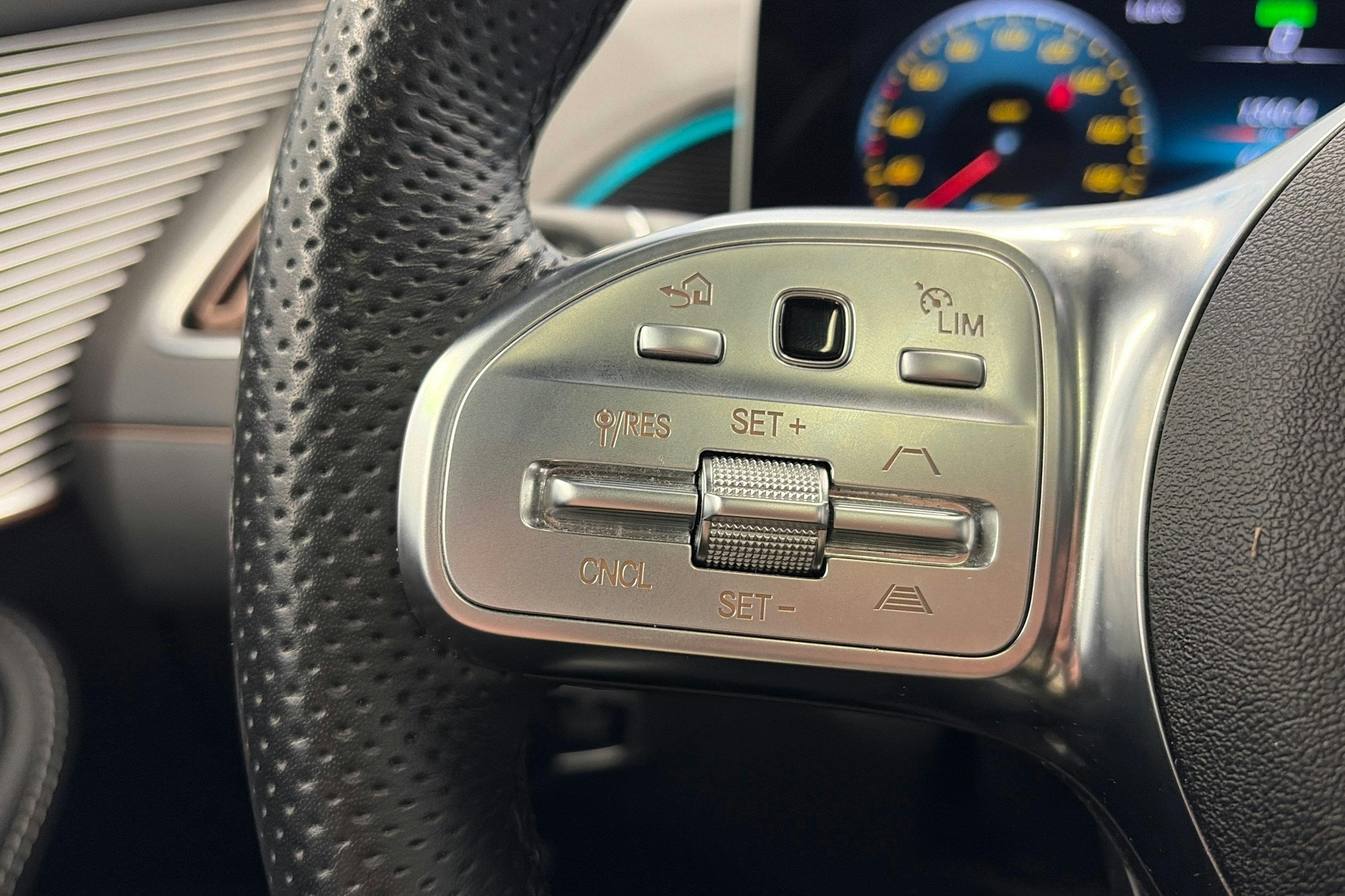 harmaa Mercedes-Benz EQC 2020 kuva 23.