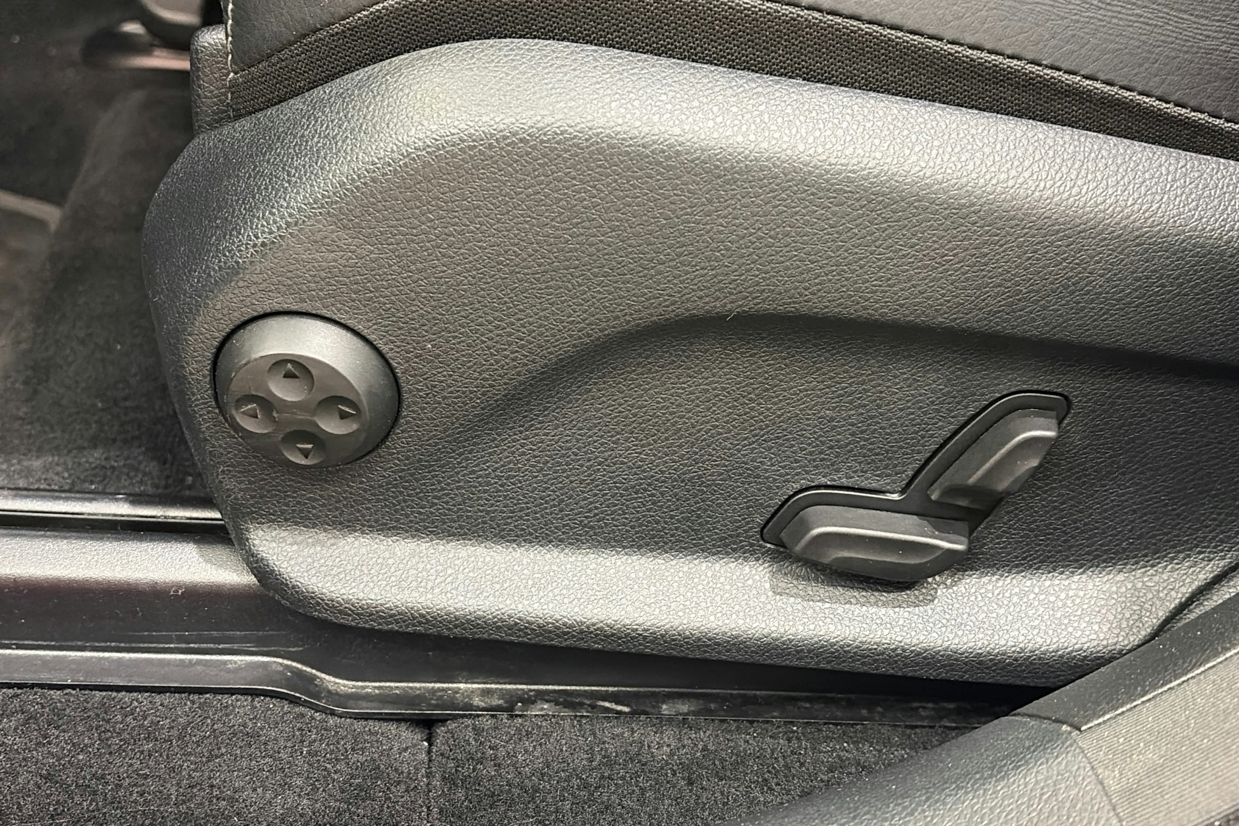 harmaa Mercedes-Benz EQC 2020 kuva 25.