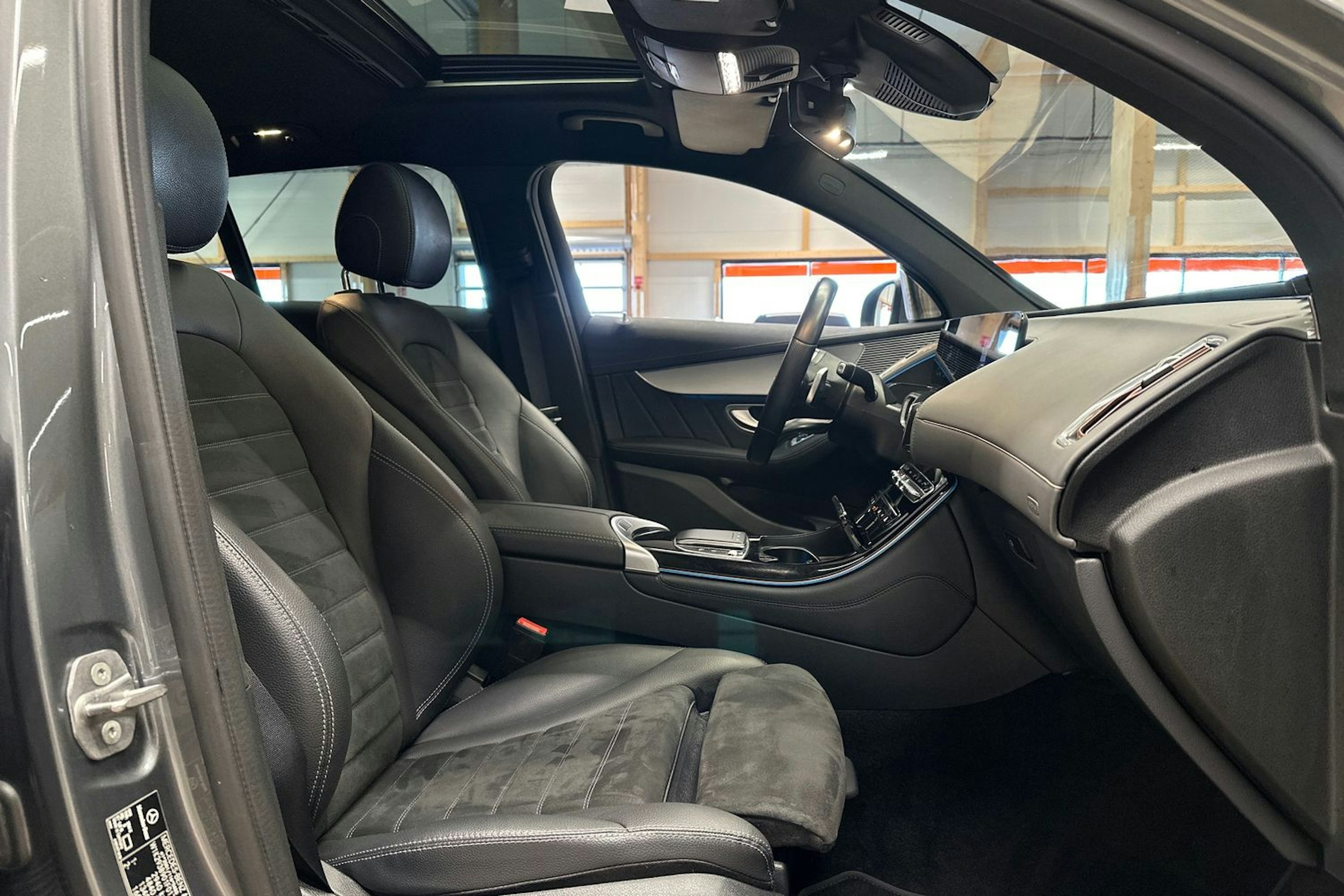 harmaa Mercedes-Benz EQC 2020 kuva 13.