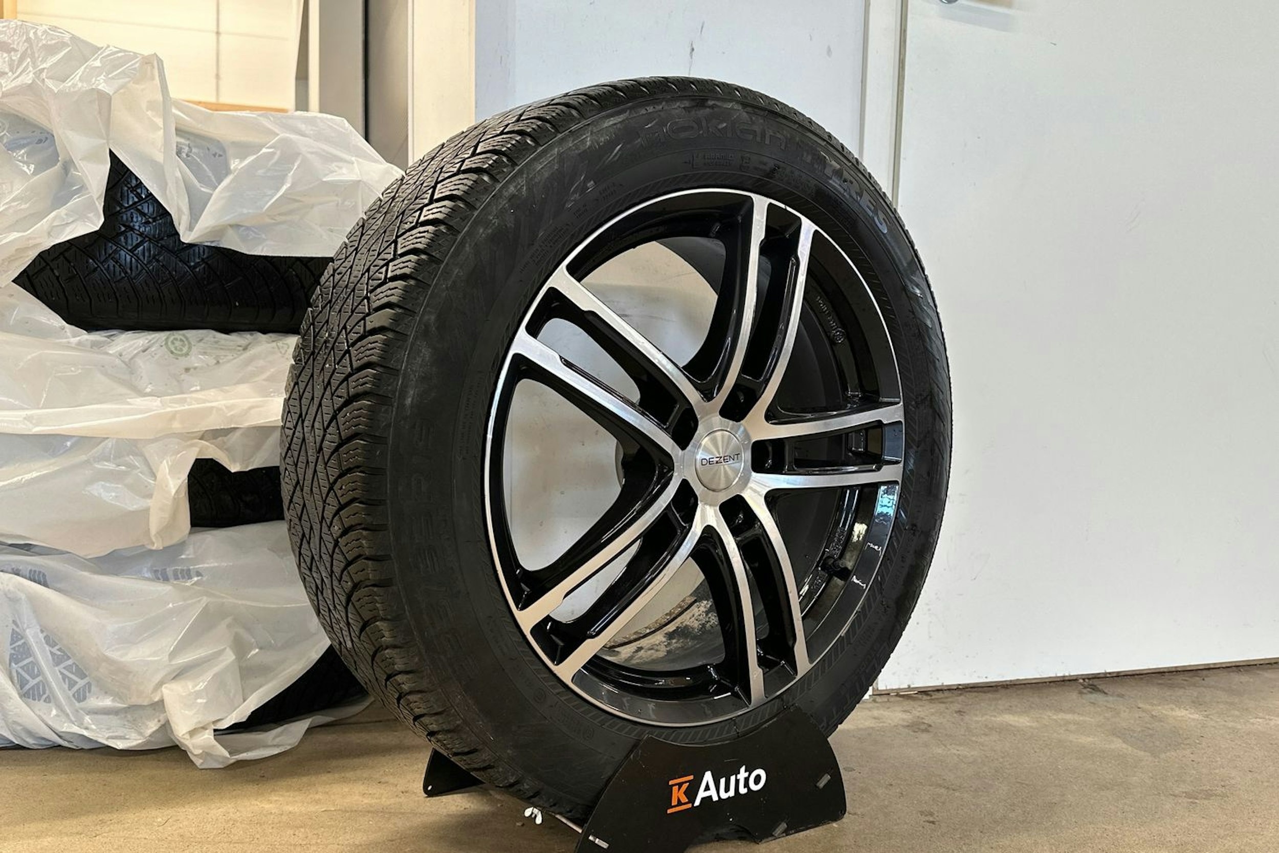 harmaa Mercedes-Benz EQC 2020 kuva 17.