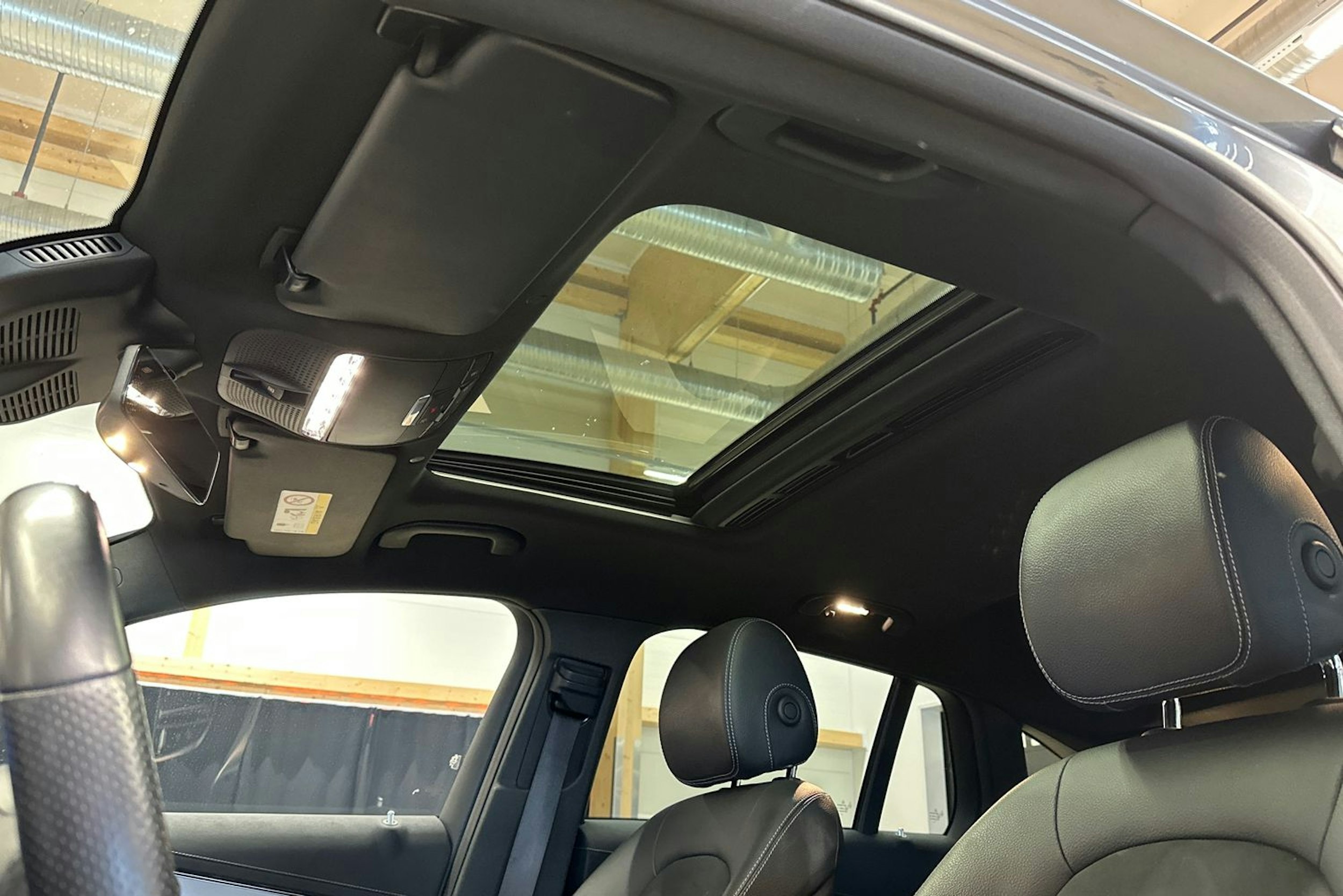 harmaa Mercedes-Benz EQC 2020 kuva 18.
