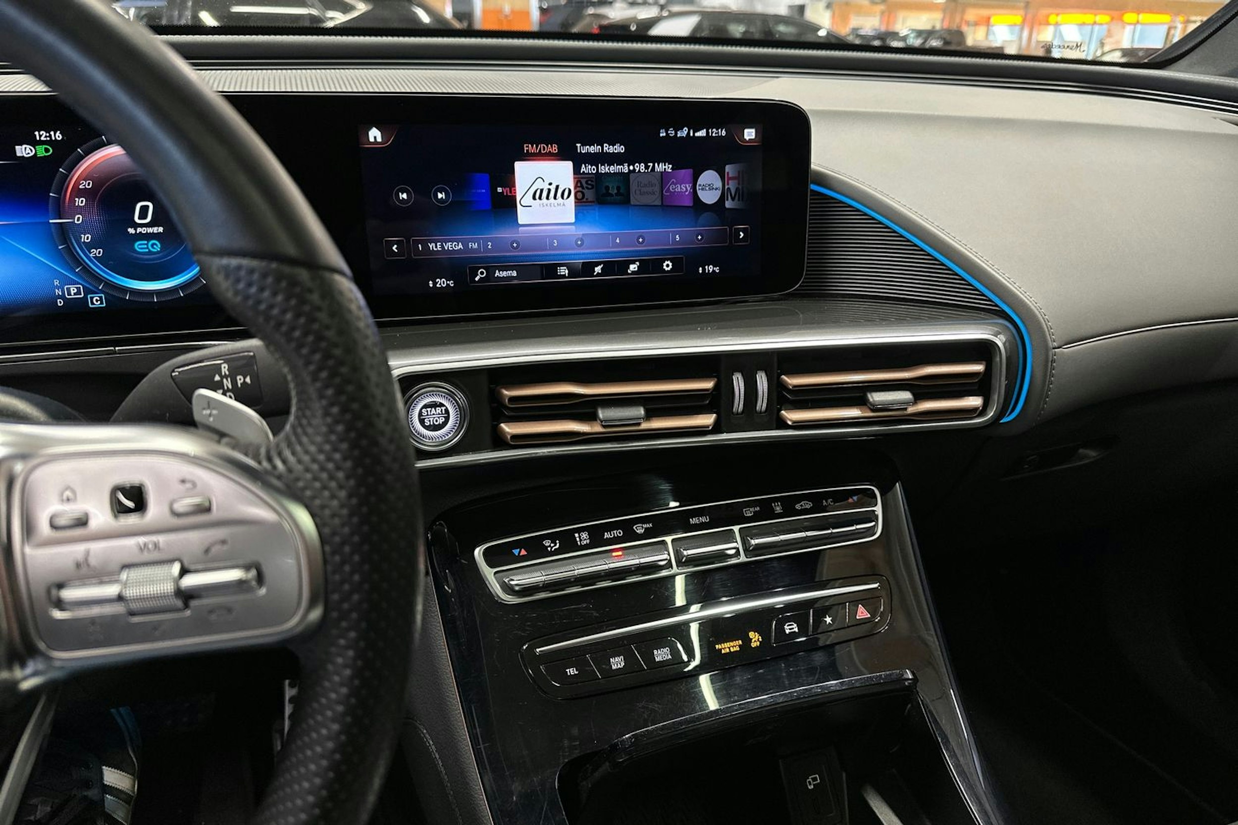 harmaa Mercedes-Benz EQC 2020 kuva 23.