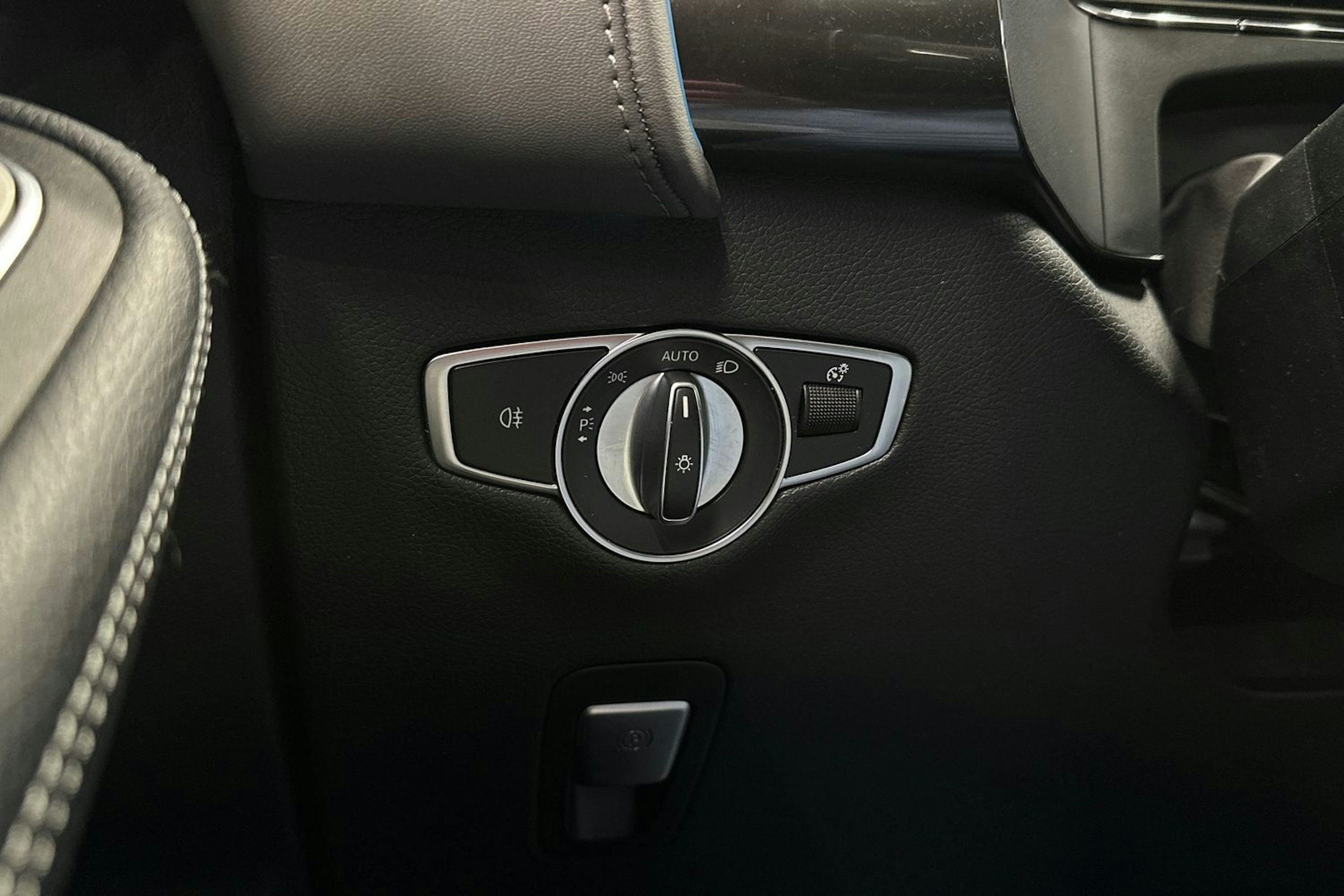 harmaa Mercedes-Benz EQC 2020 kuva 28.
