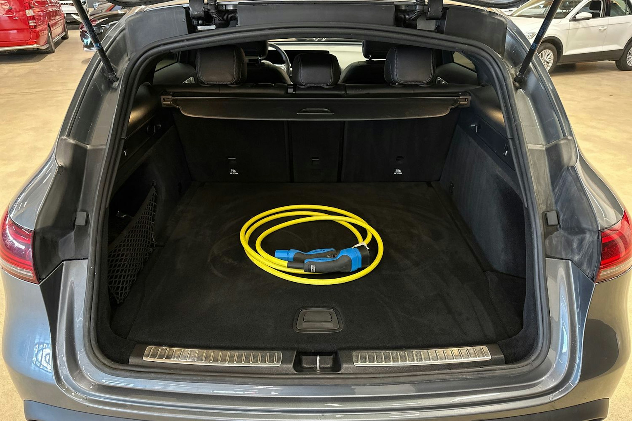 harmaa Mercedes-Benz EQC 2020 kuva 33.