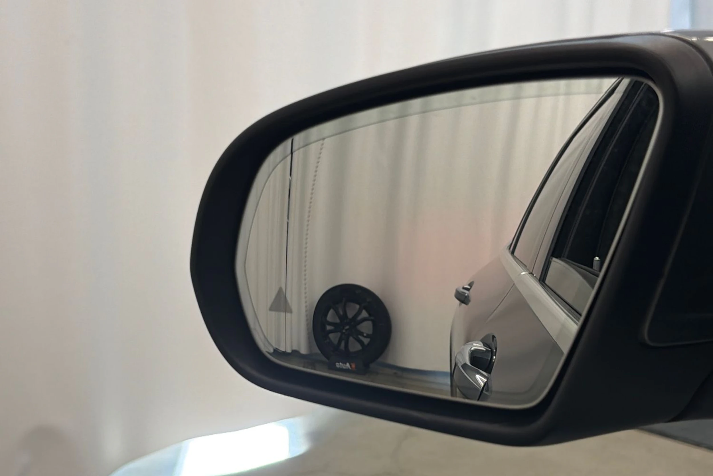 harmaa Mercedes-Benz EQC 2020 kuva 29.