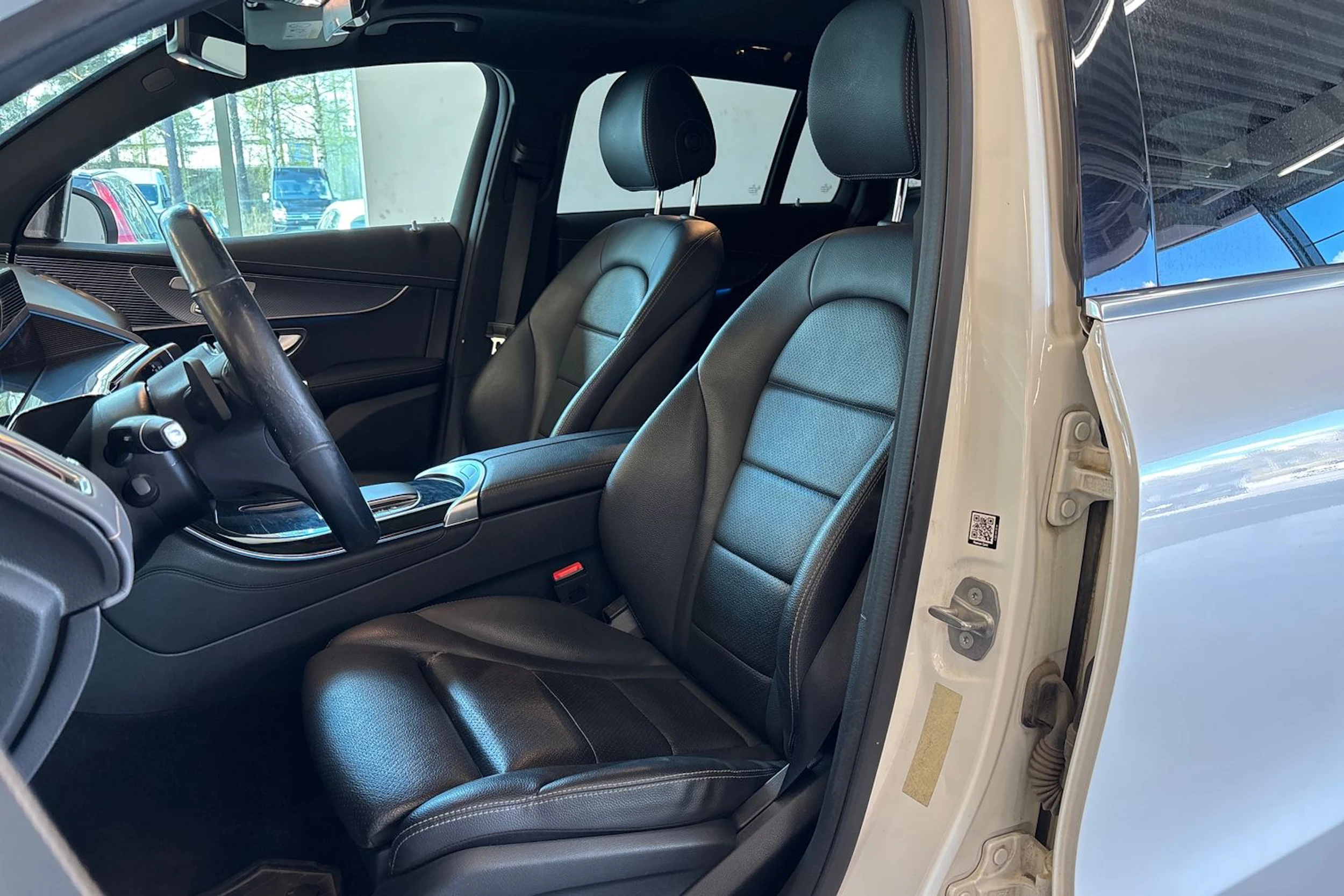 valkoinen Mercedes-Benz EQC 2020 kuva 17.