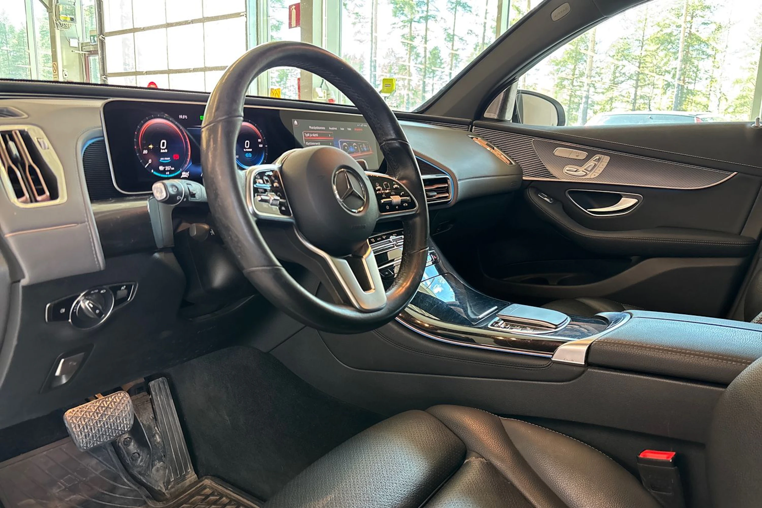 valkoinen Mercedes-Benz EQC 2020 kuva 20.