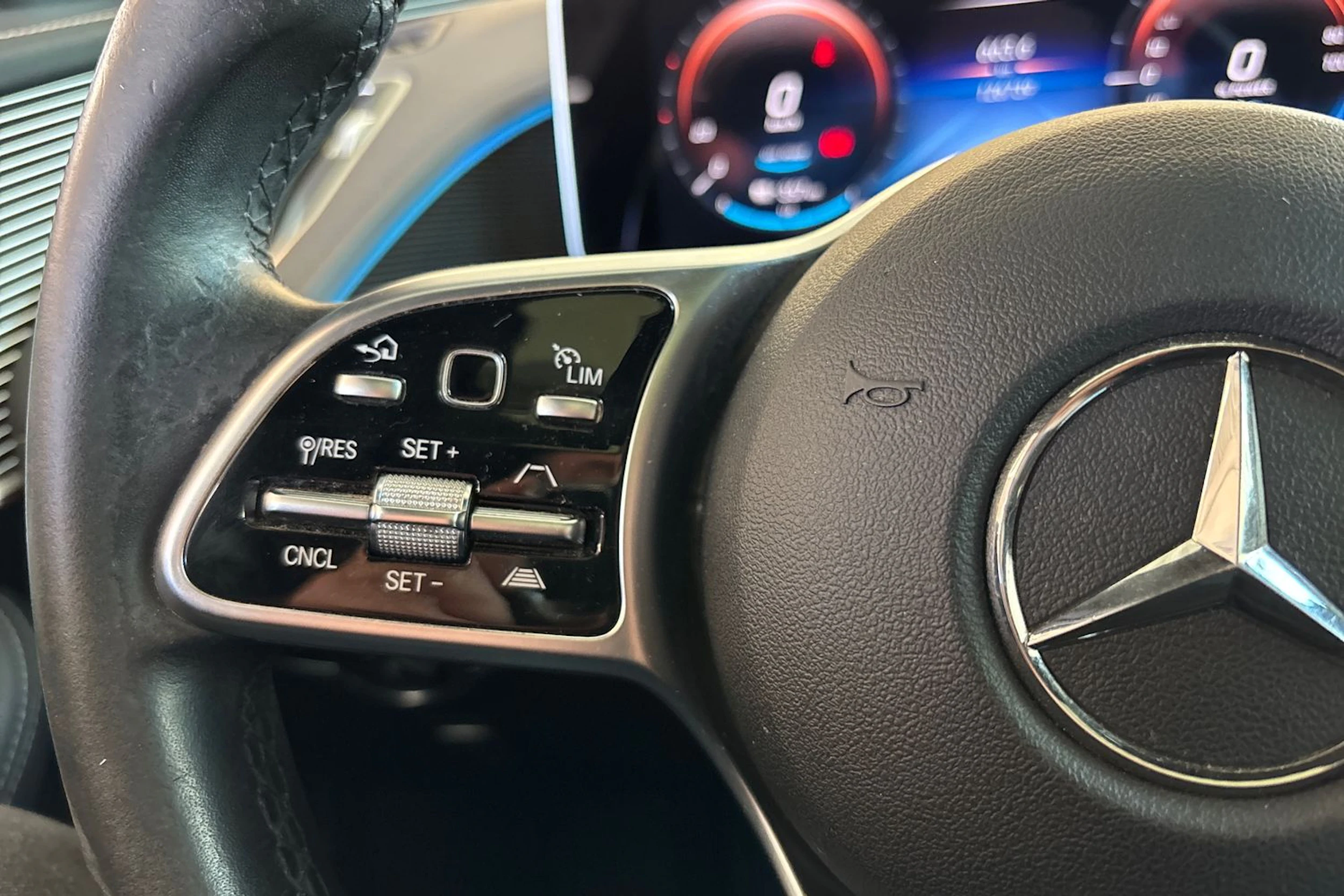 valkoinen Mercedes-Benz EQC 2020 kuva 21.