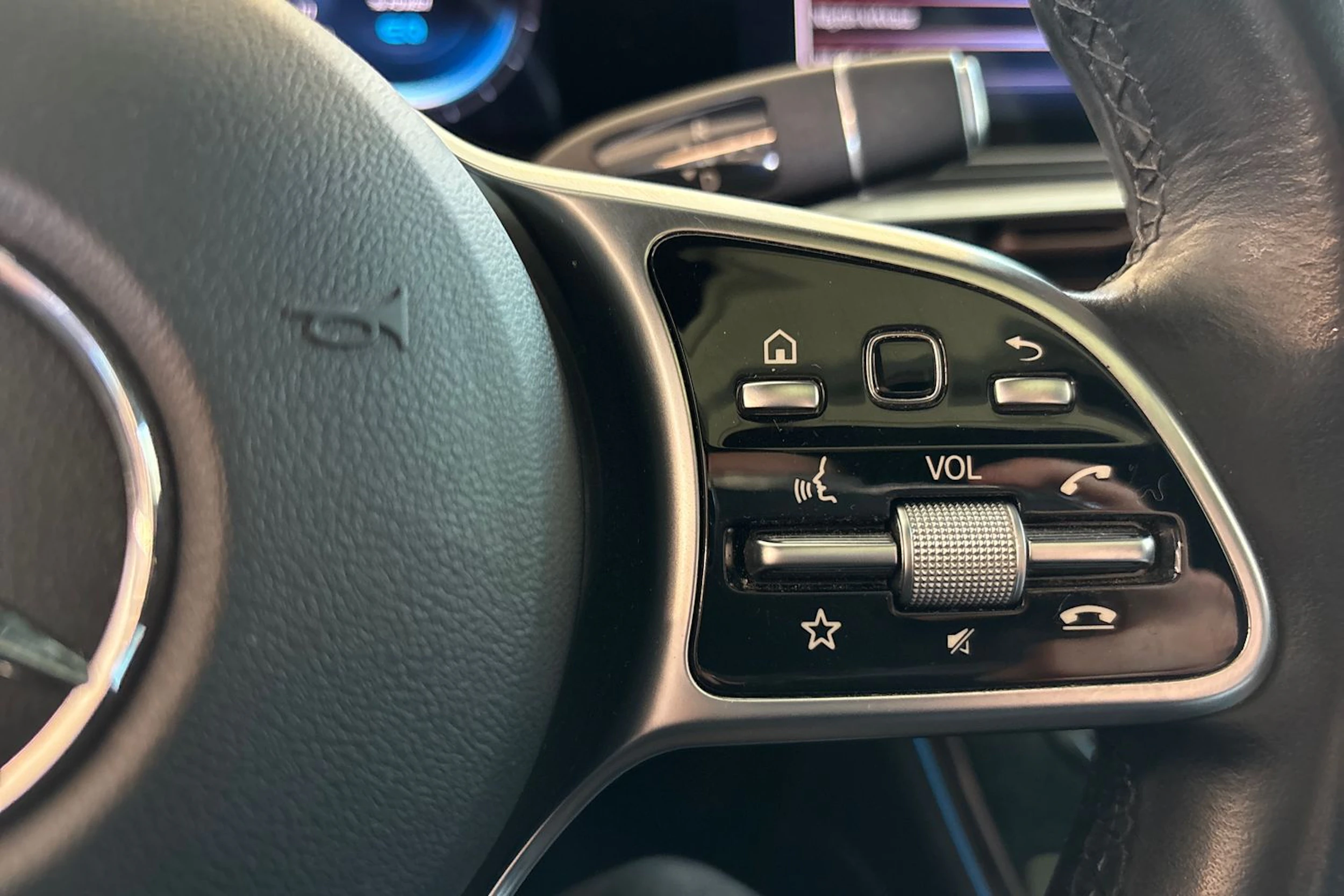 valkoinen Mercedes-Benz EQC 2020 kuva 22.