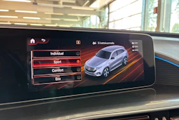 valkoinen Mercedes-Benz EQC 2020 kuva 24.