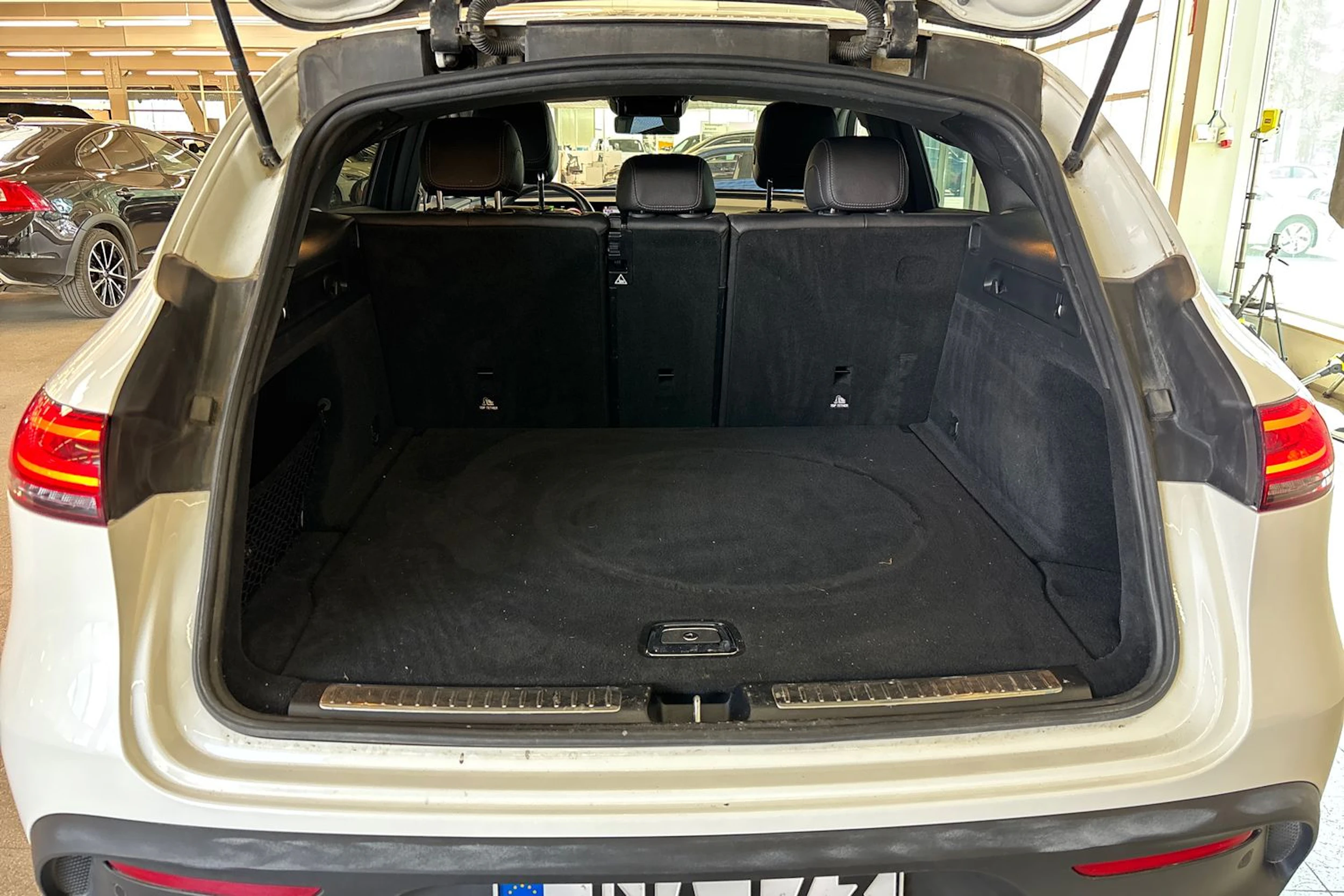 valkoinen Mercedes-Benz EQC 2020 kuva 29.