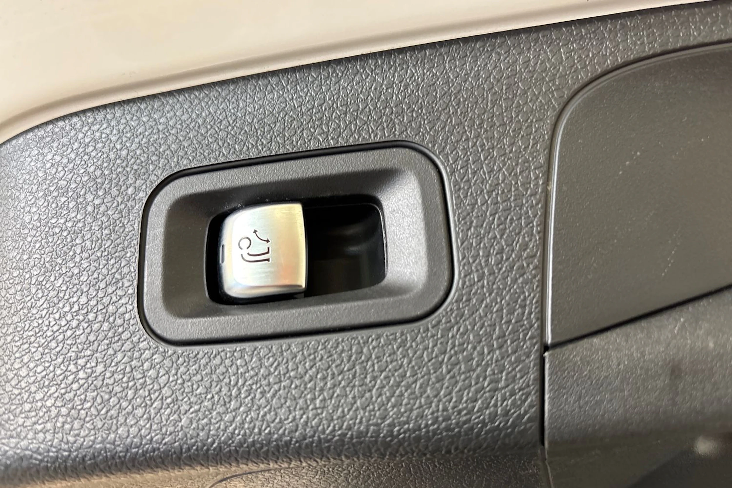valkoinen Mercedes-Benz EQC 2020 kuva 31.