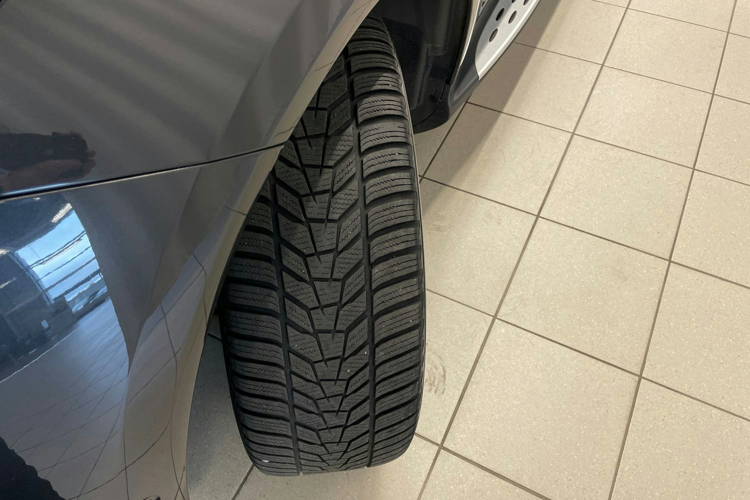 Harmaa Mercedes-Benz EQC 2020 kuva 10.