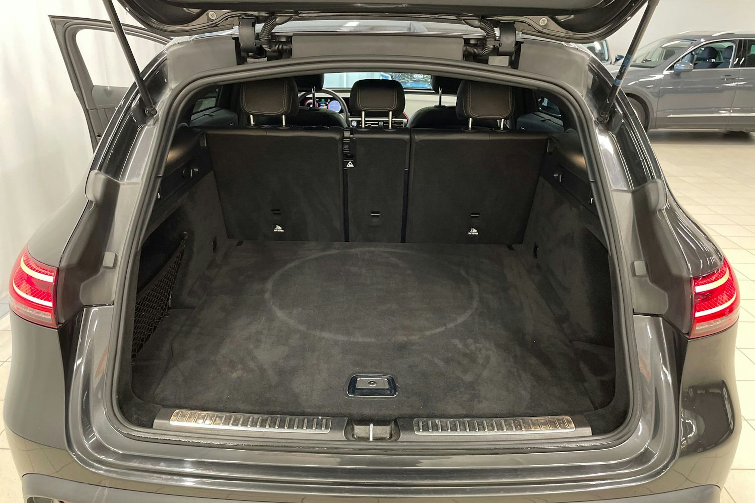 Harmaa Mercedes-Benz EQC 2020 kuva 19.