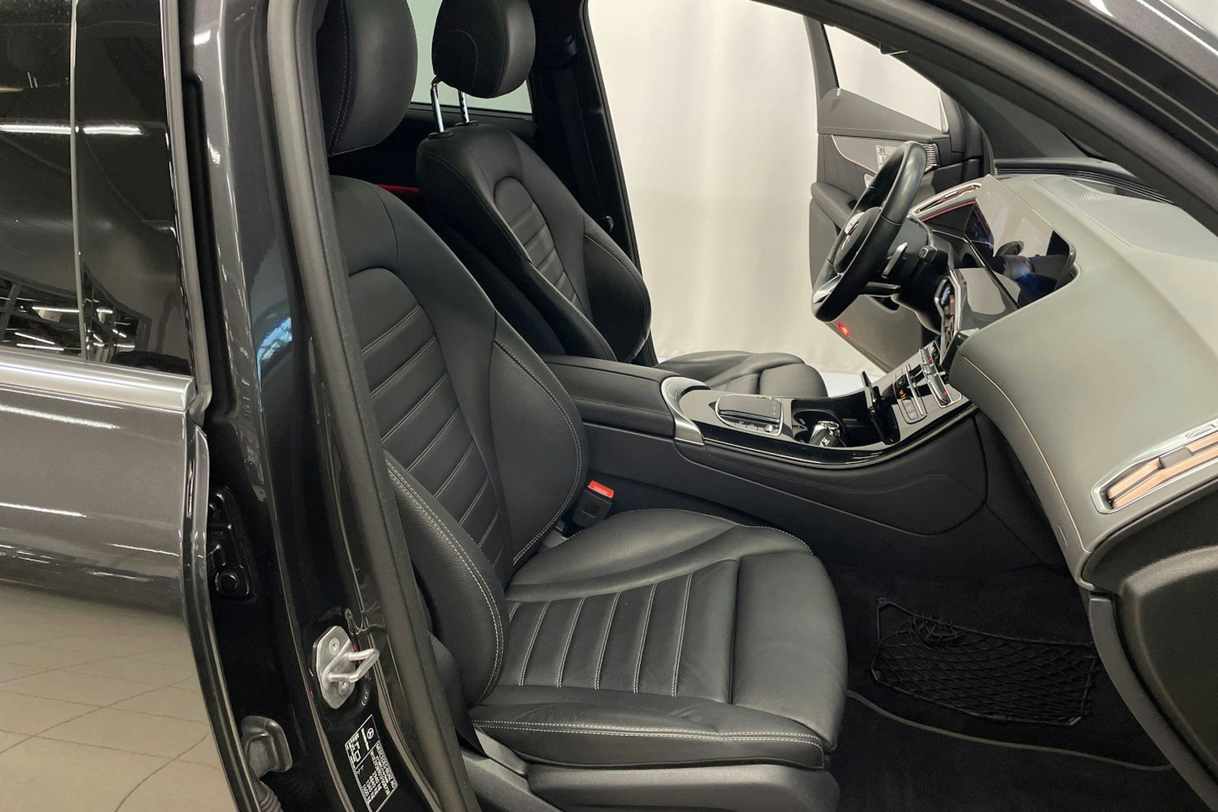 Harmaa Mercedes-Benz EQC 2020 kuva 24.