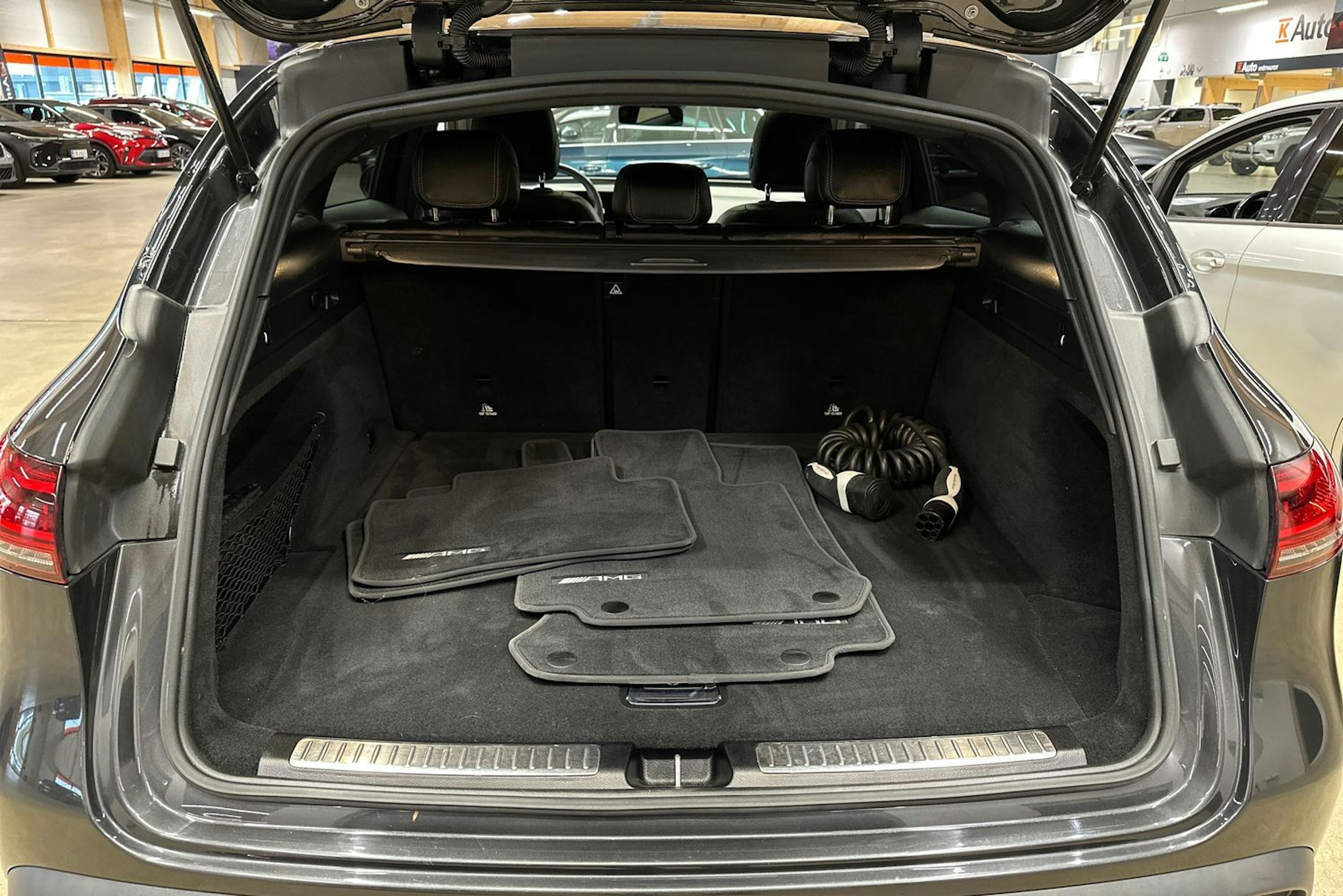 harmaa Mercedes-Benz EQC 2020 kuva 32.