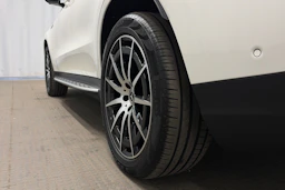 valkoinen Mercedes-Benz EQC 2021 kuva 10.