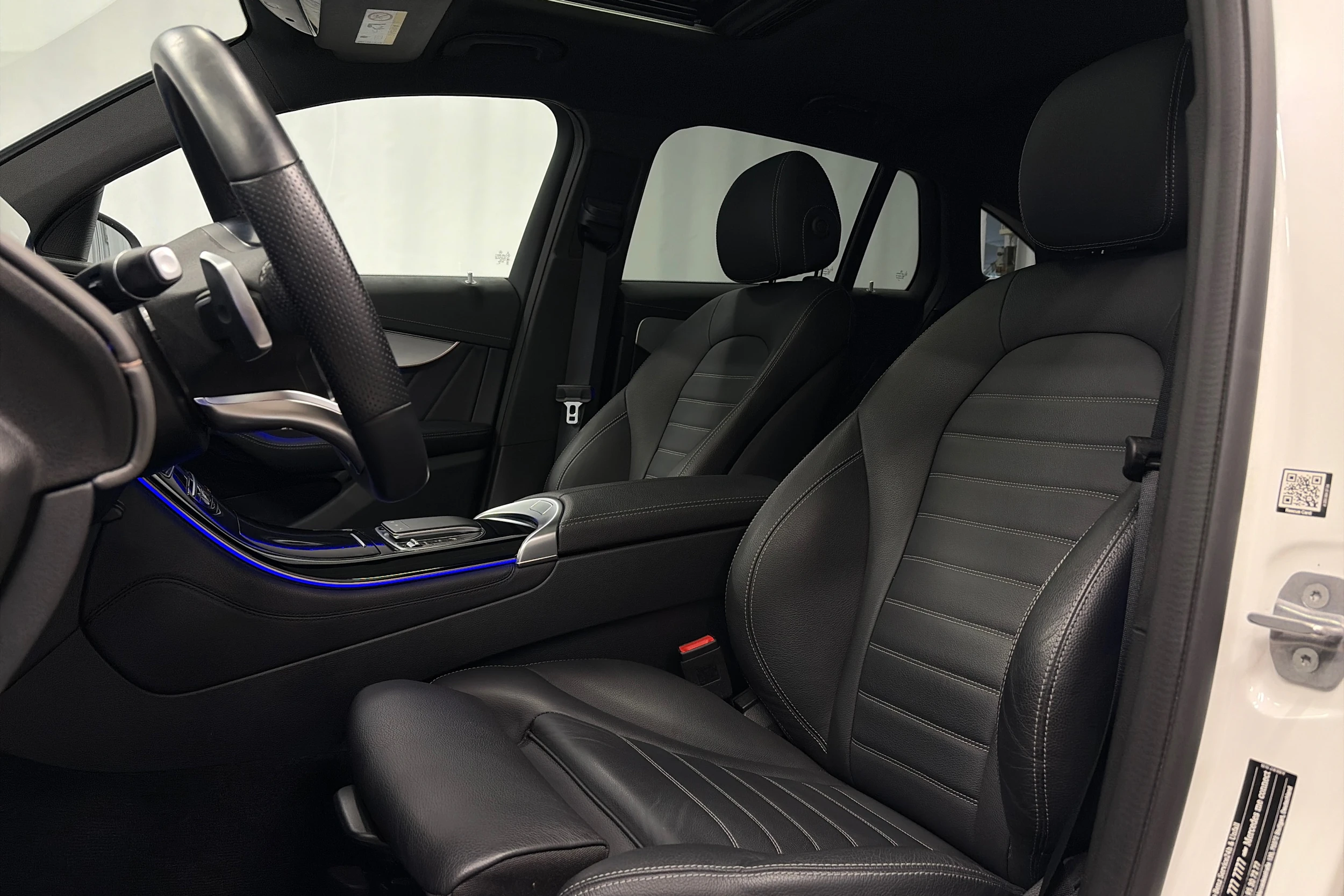 valkoinen Mercedes-Benz EQC 2021 kuva 13.