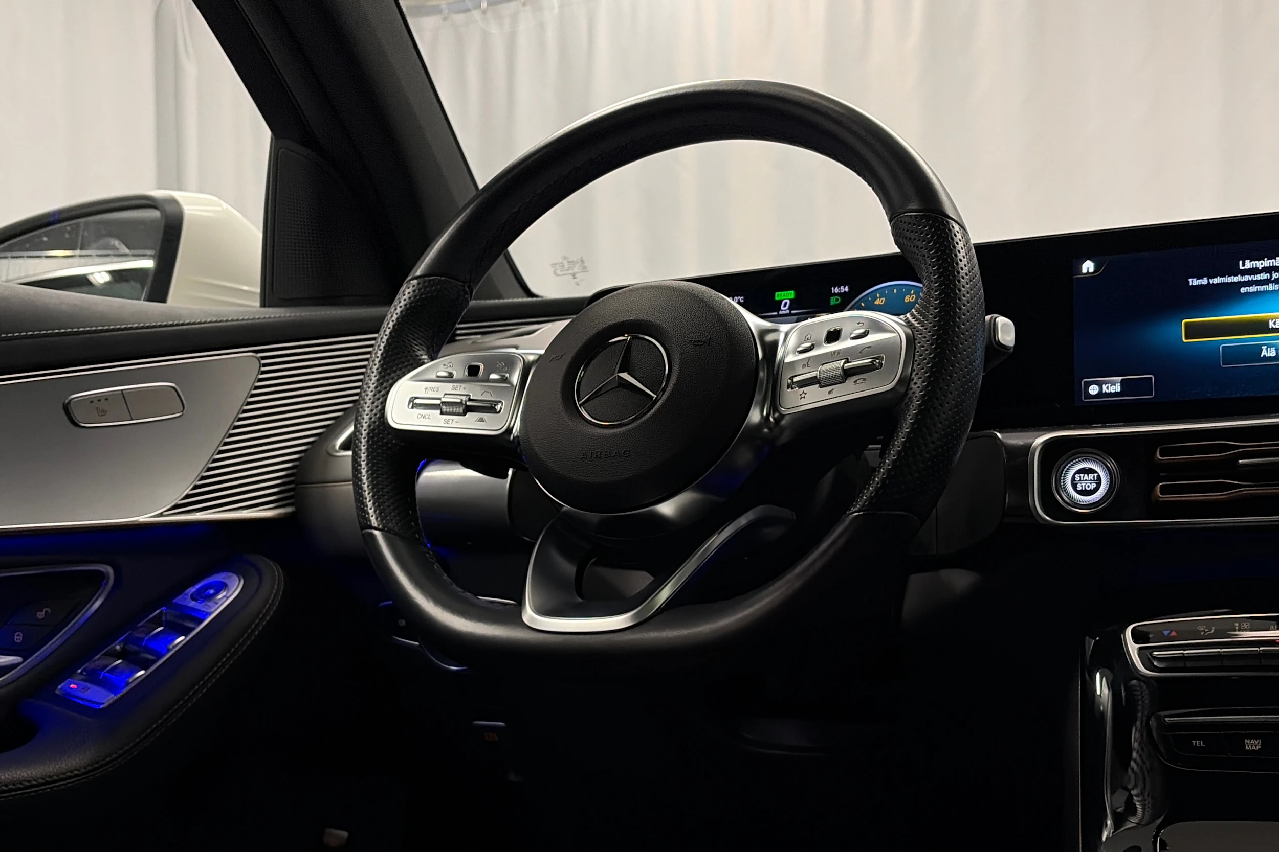 valkoinen Mercedes-Benz EQC 2021 kuva 15.