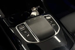 valkoinen Mercedes-Benz EQC 2021 kuva 28.