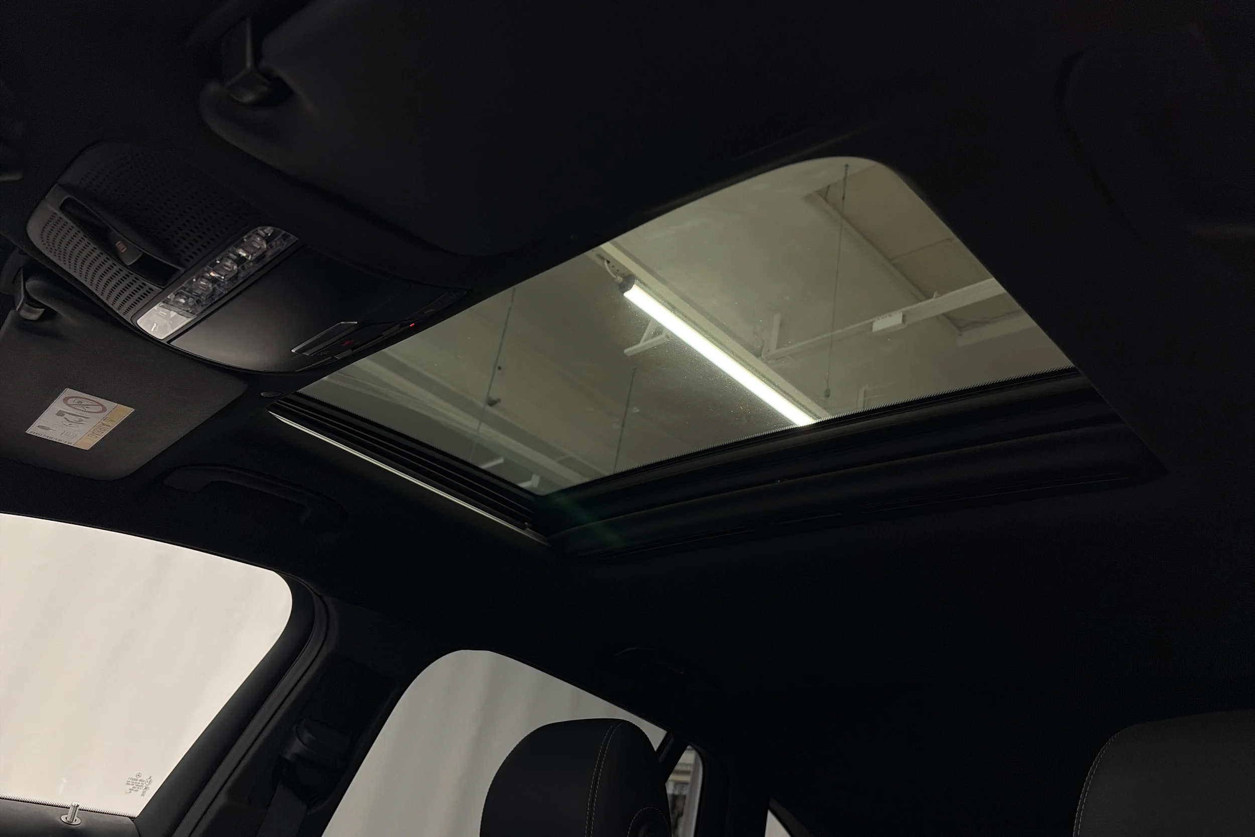 valkoinen Mercedes-Benz EQC 2021 kuva 29.