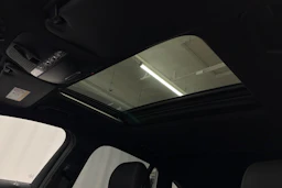 valkoinen Mercedes-Benz EQC 2021 kuva 29.
