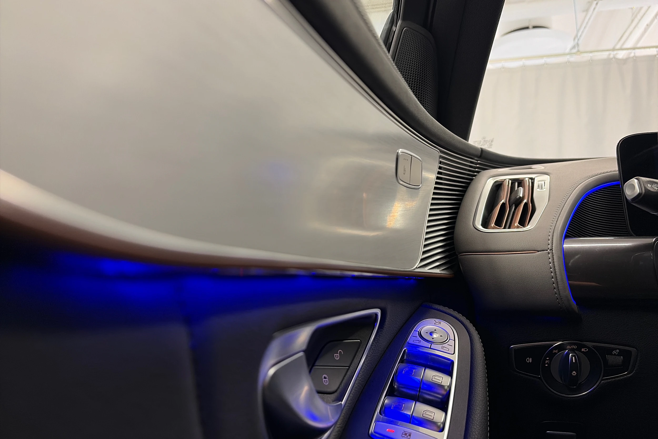 valkoinen Mercedes-Benz EQC 2021 kuva 31.