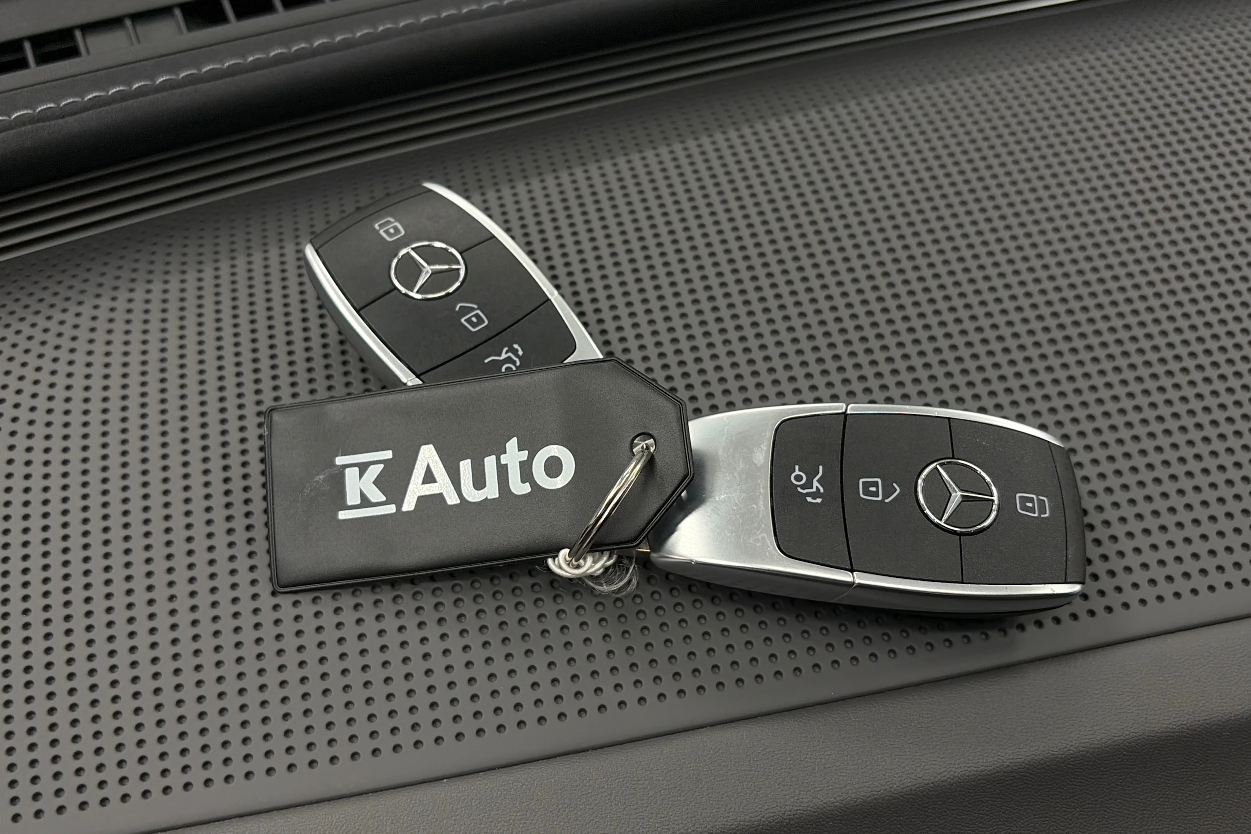 valkoinen Mercedes-Benz EQC 2021 kuva 32.