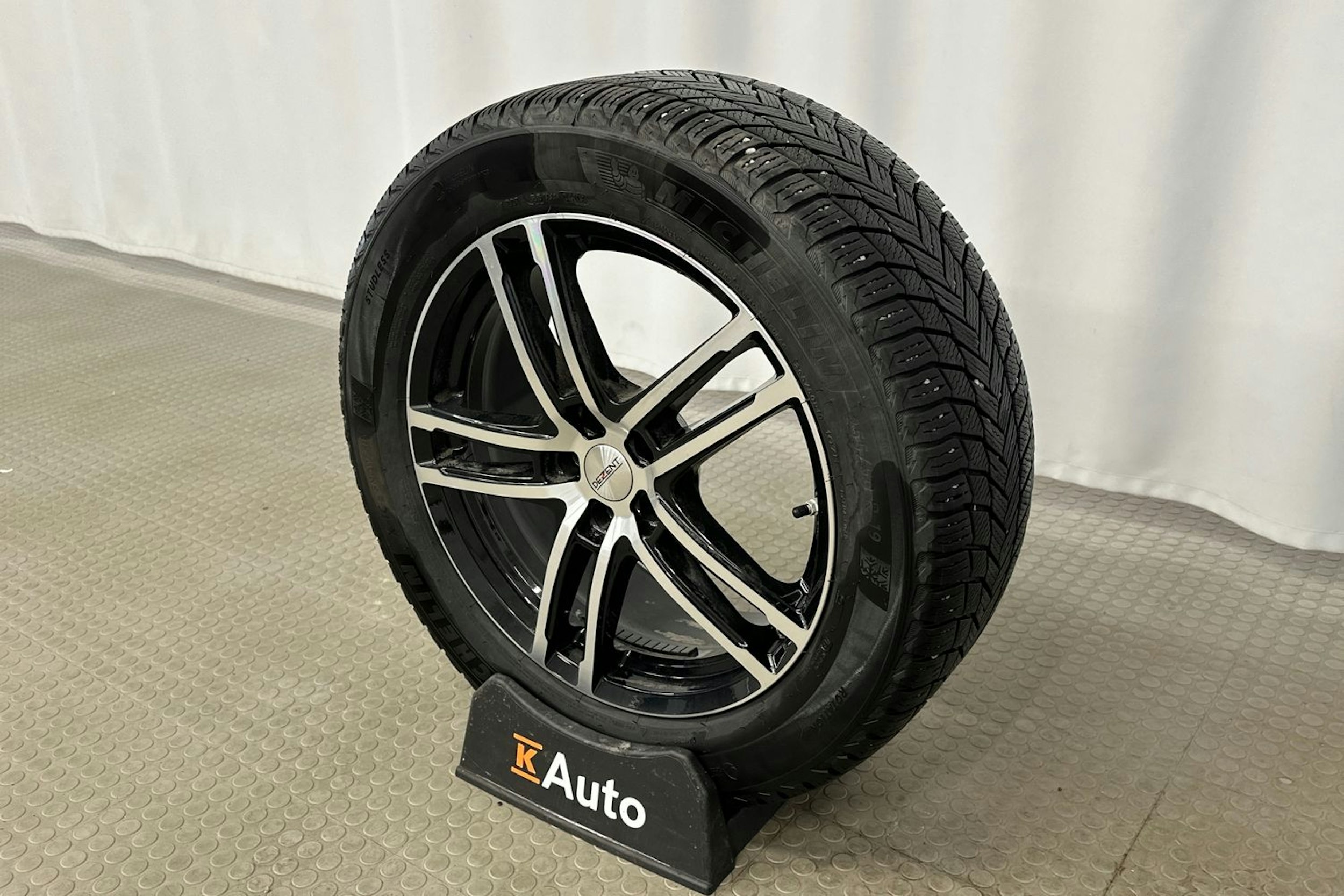 harmaa Mercedes-Benz EQC 2021 kuva 10.