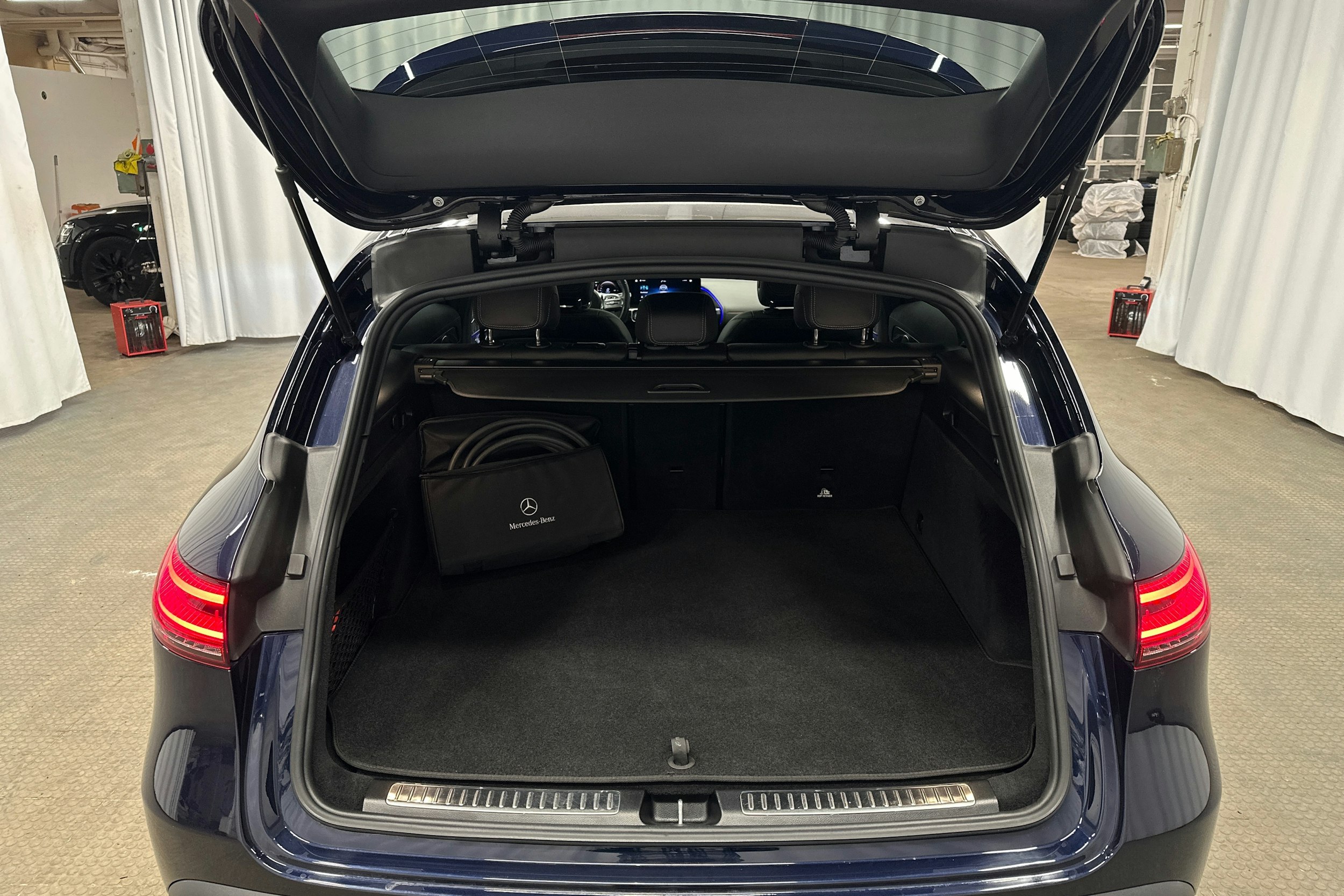 met. sininen Mercedes-Benz EQC 2021 kuva 30.