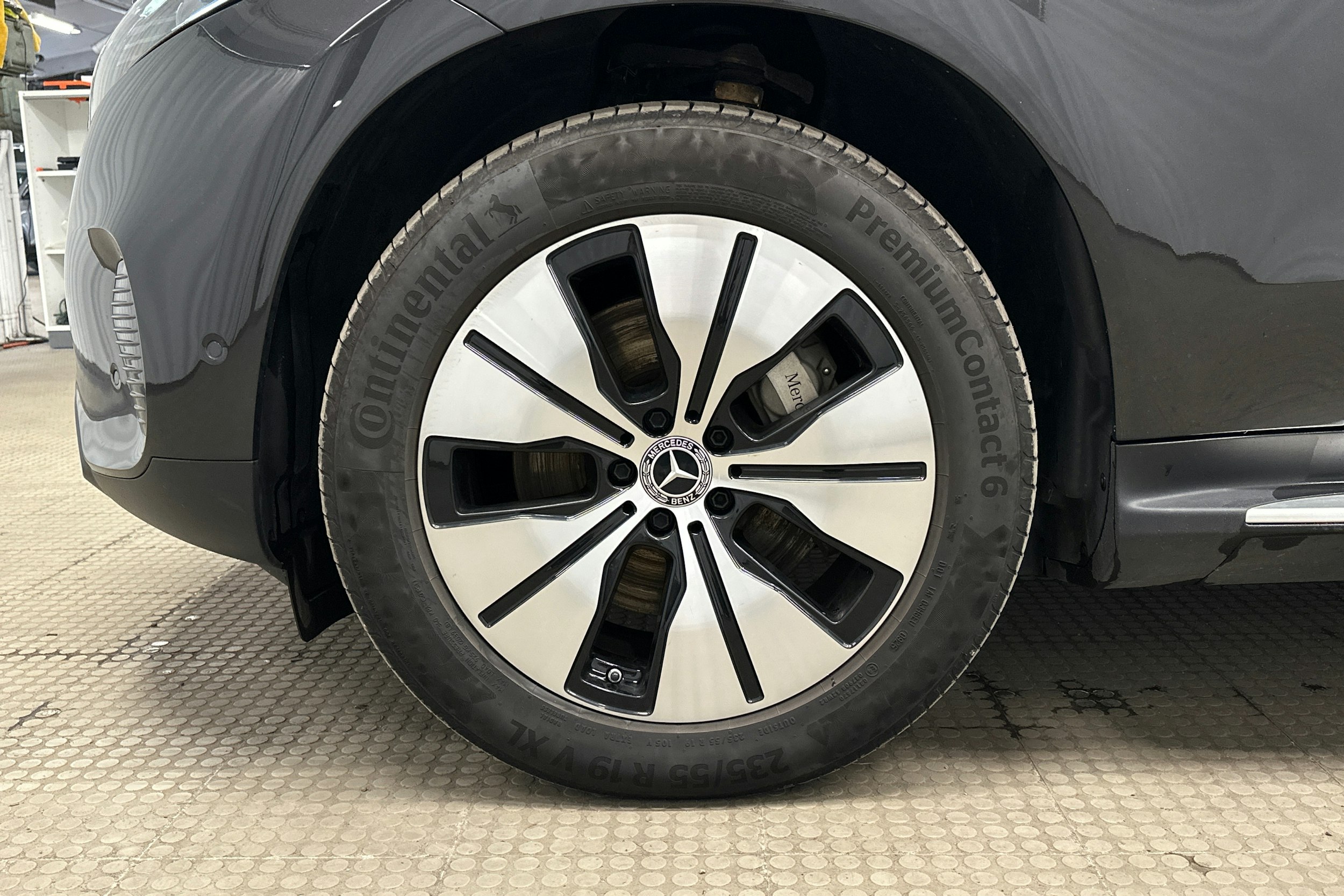harmaa Mercedes-Benz EQC 2021 kuva 11.