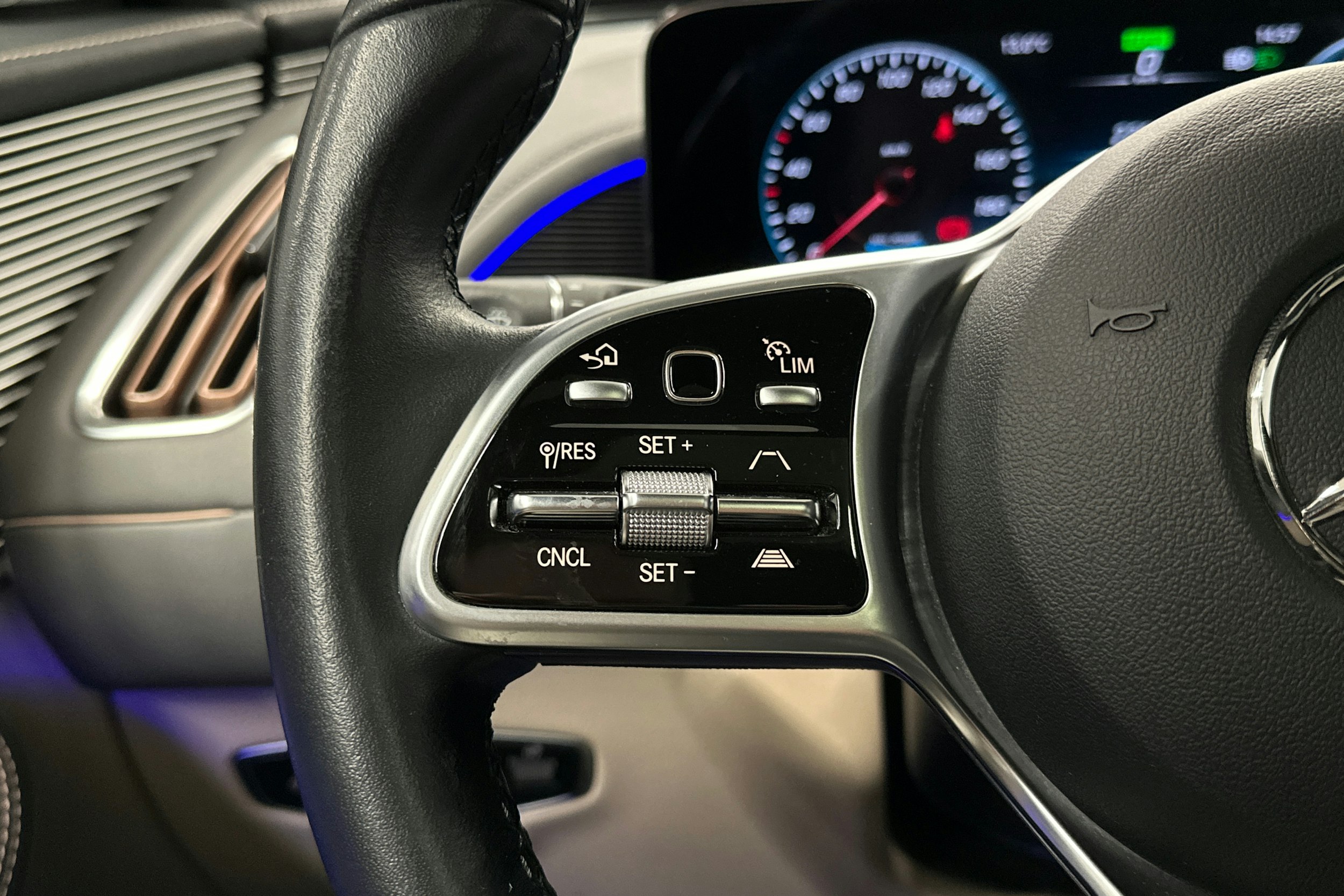 harmaa Mercedes-Benz EQC 2021 kuva 14.