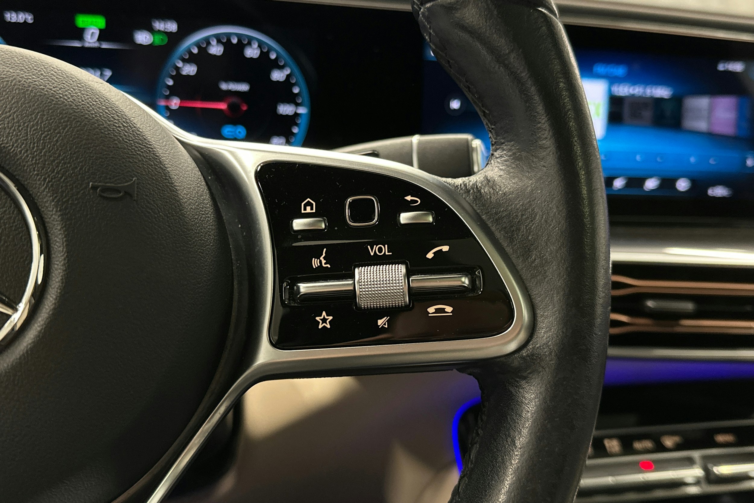harmaa Mercedes-Benz EQC 2021 kuva 15.