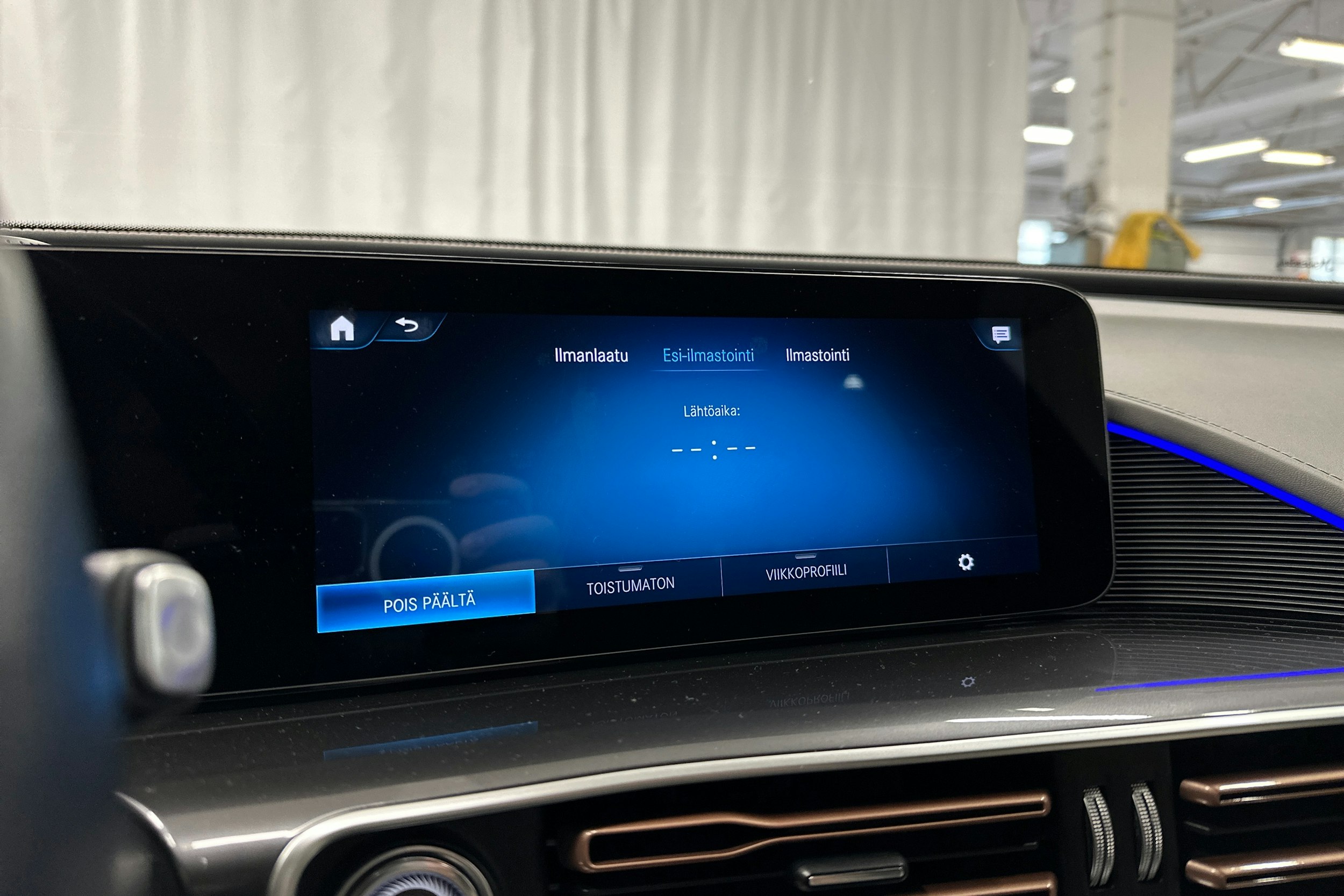 harmaa Mercedes-Benz EQC 2021 kuva 20.