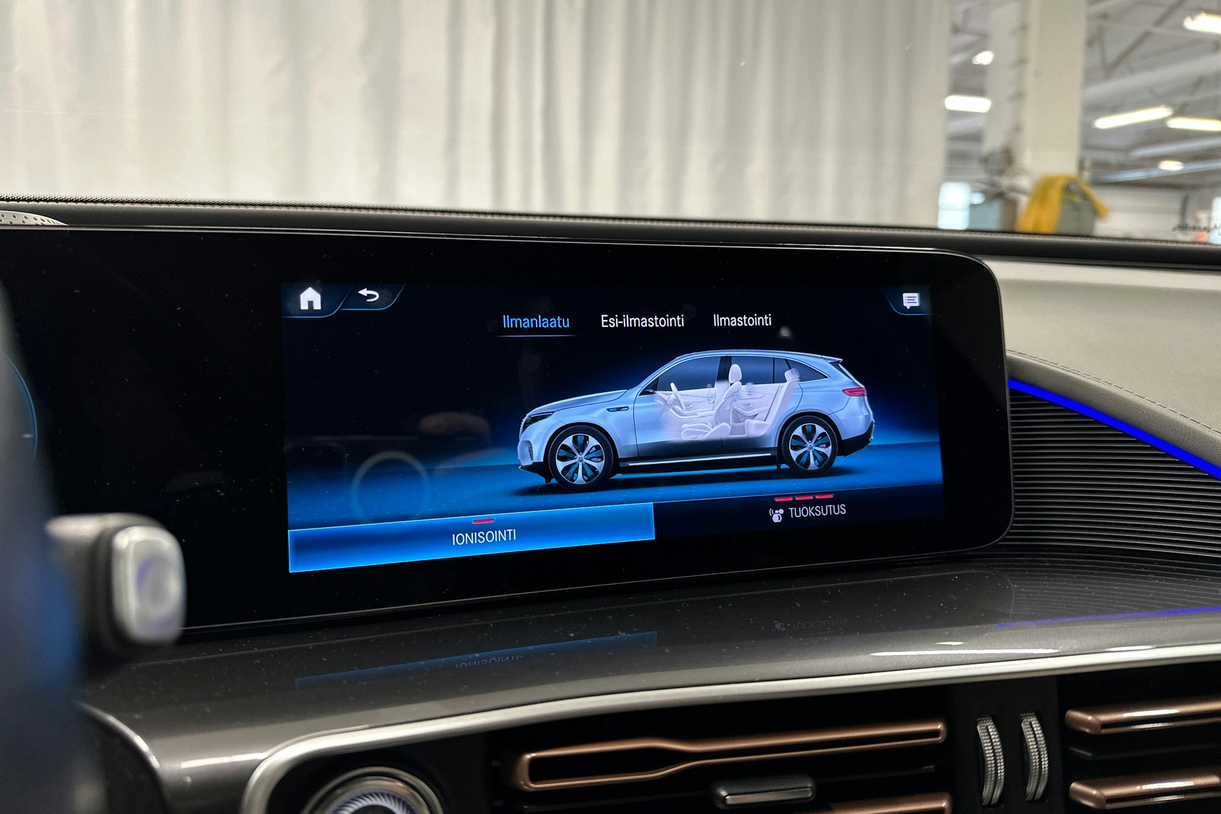 harmaa Mercedes-Benz EQC 2021 kuva 21.
