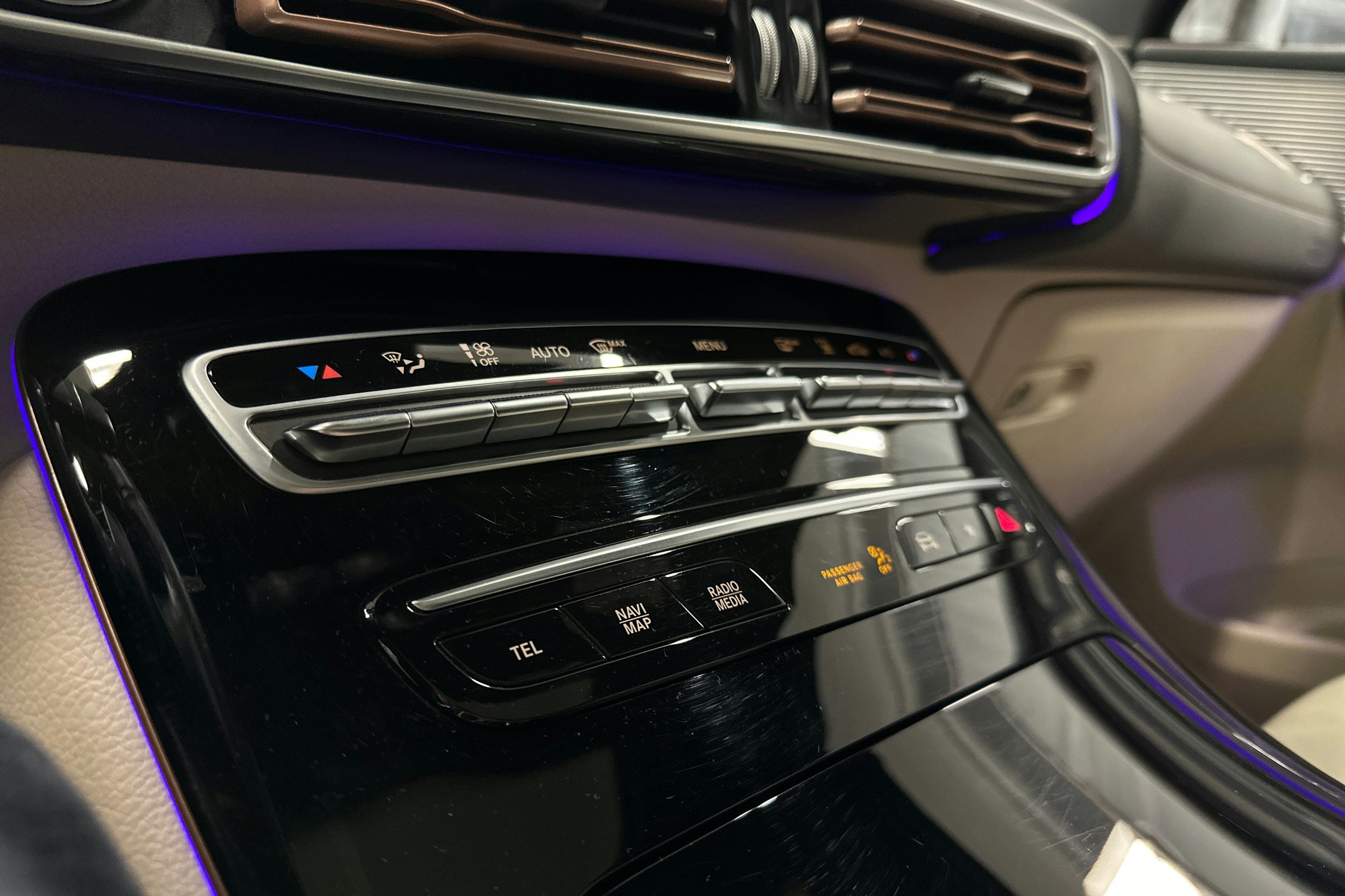 harmaa Mercedes-Benz EQC 2021 kuva 27.