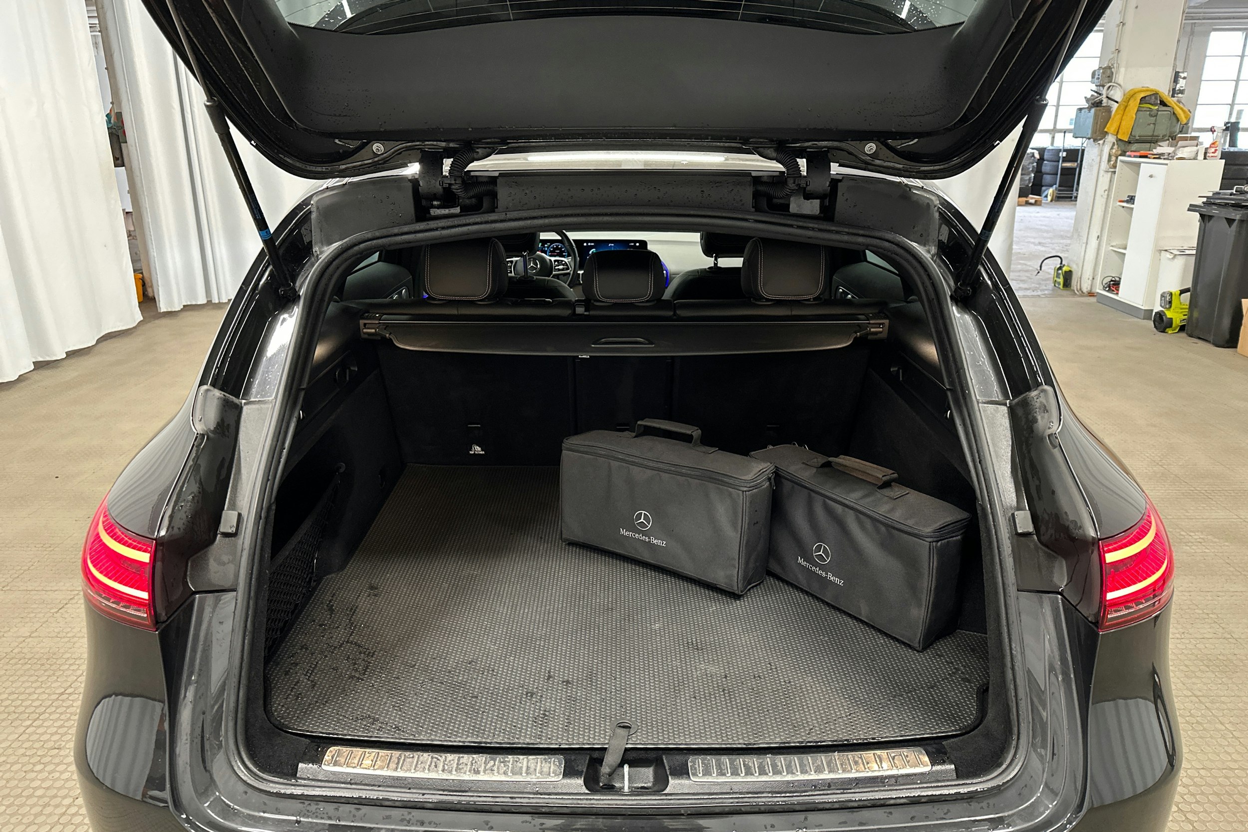 harmaa Mercedes-Benz EQC 2021 kuva 34.