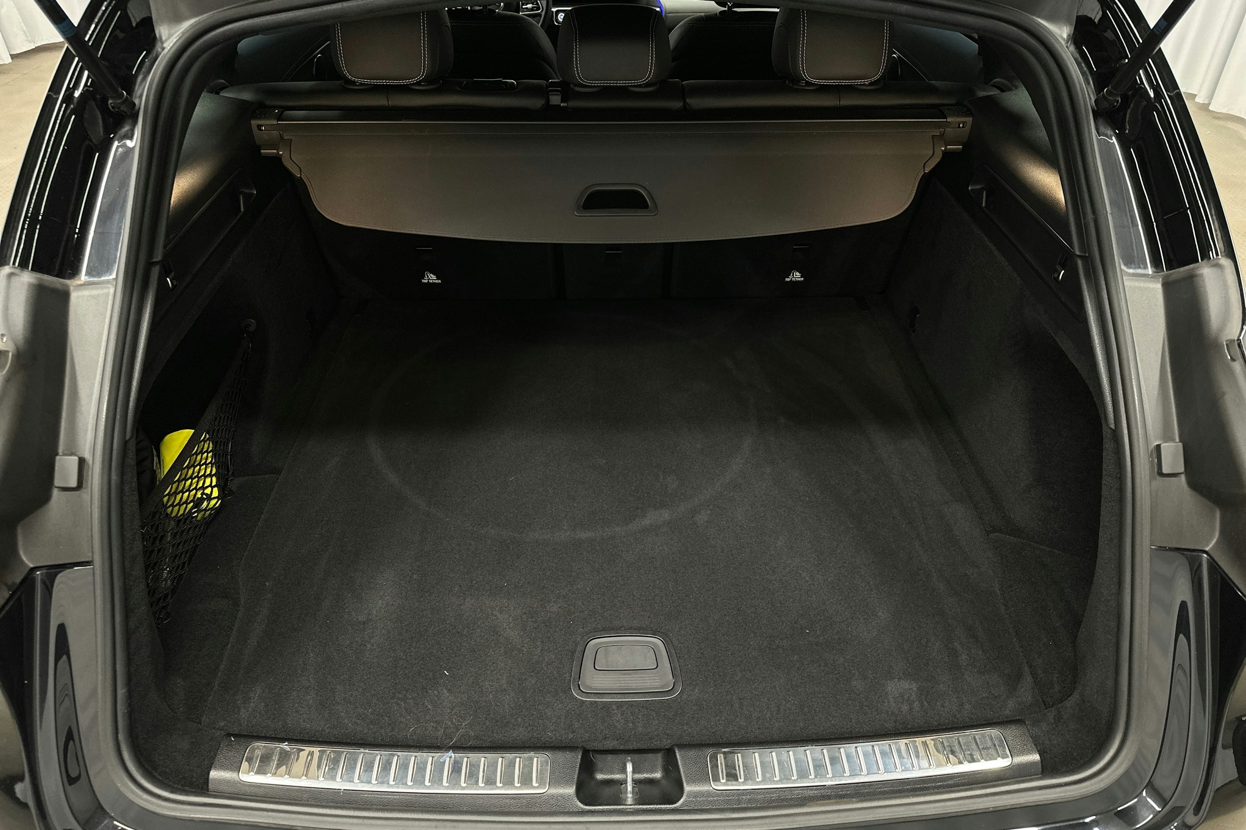 musta Mercedes-Benz EQC 2021 kuva 14.