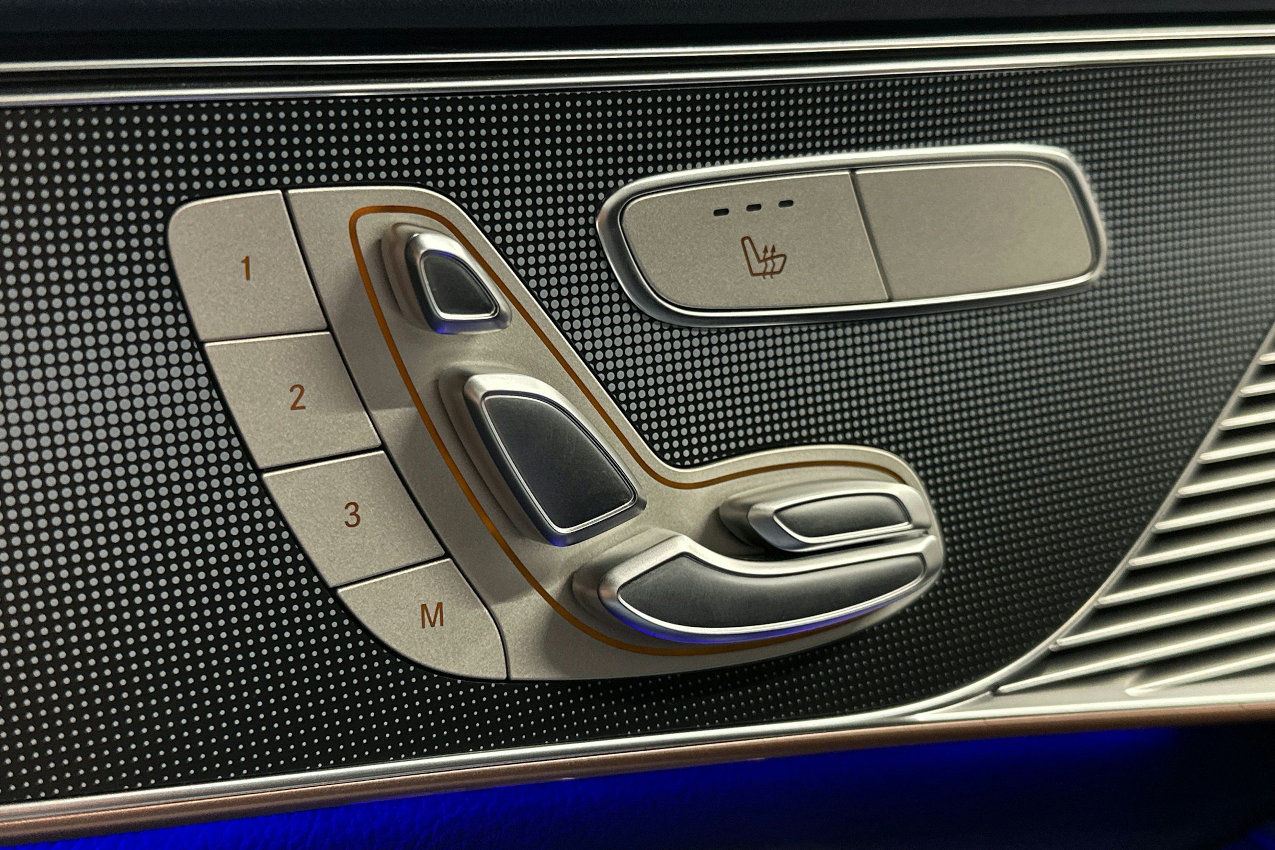 musta Mercedes-Benz EQC 2021 kuva 18.