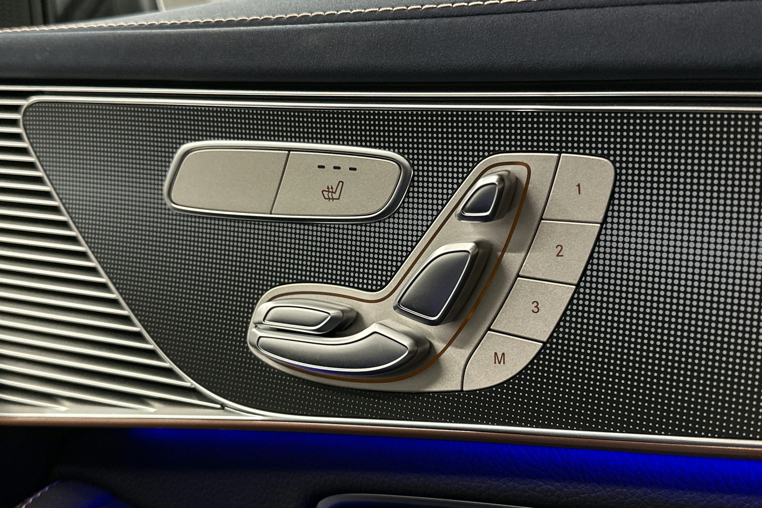 musta Mercedes-Benz EQC 2021 kuva 19.