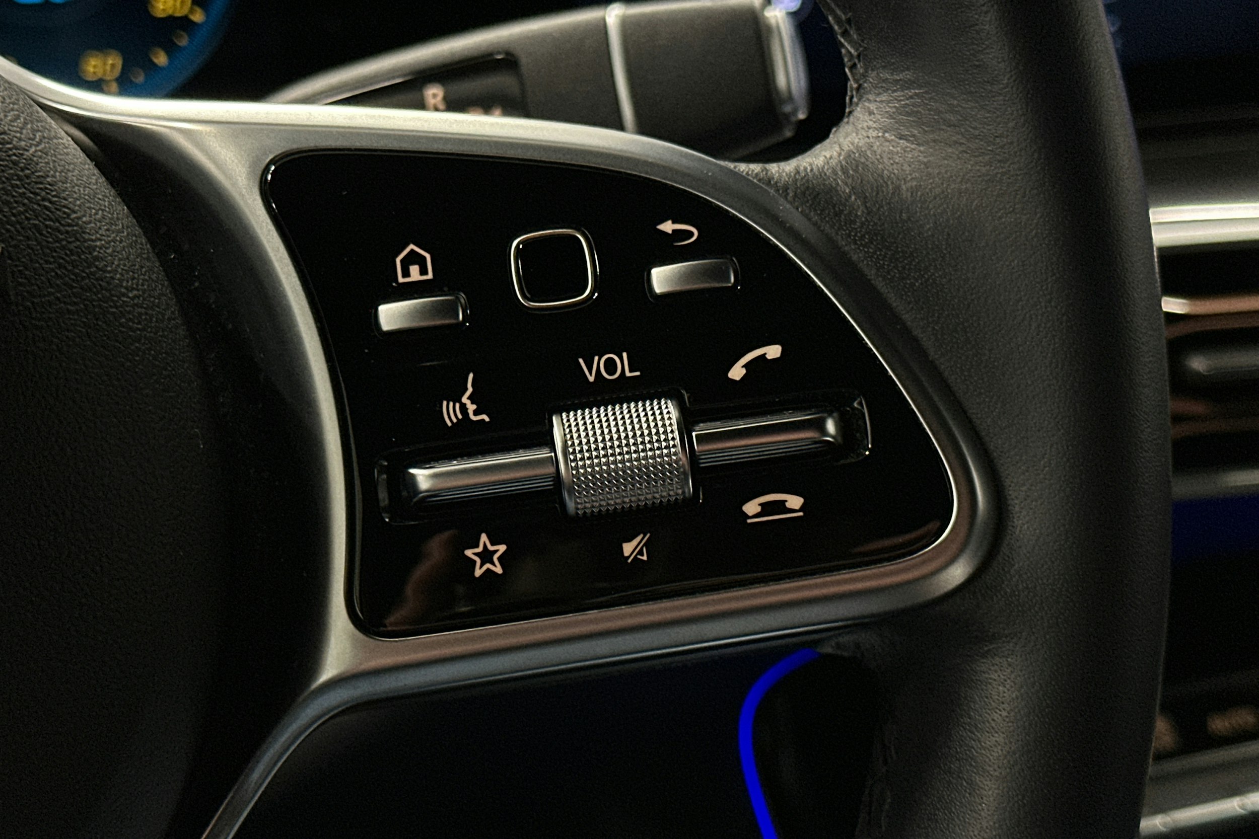 musta Mercedes-Benz EQC 2021 kuva 21.