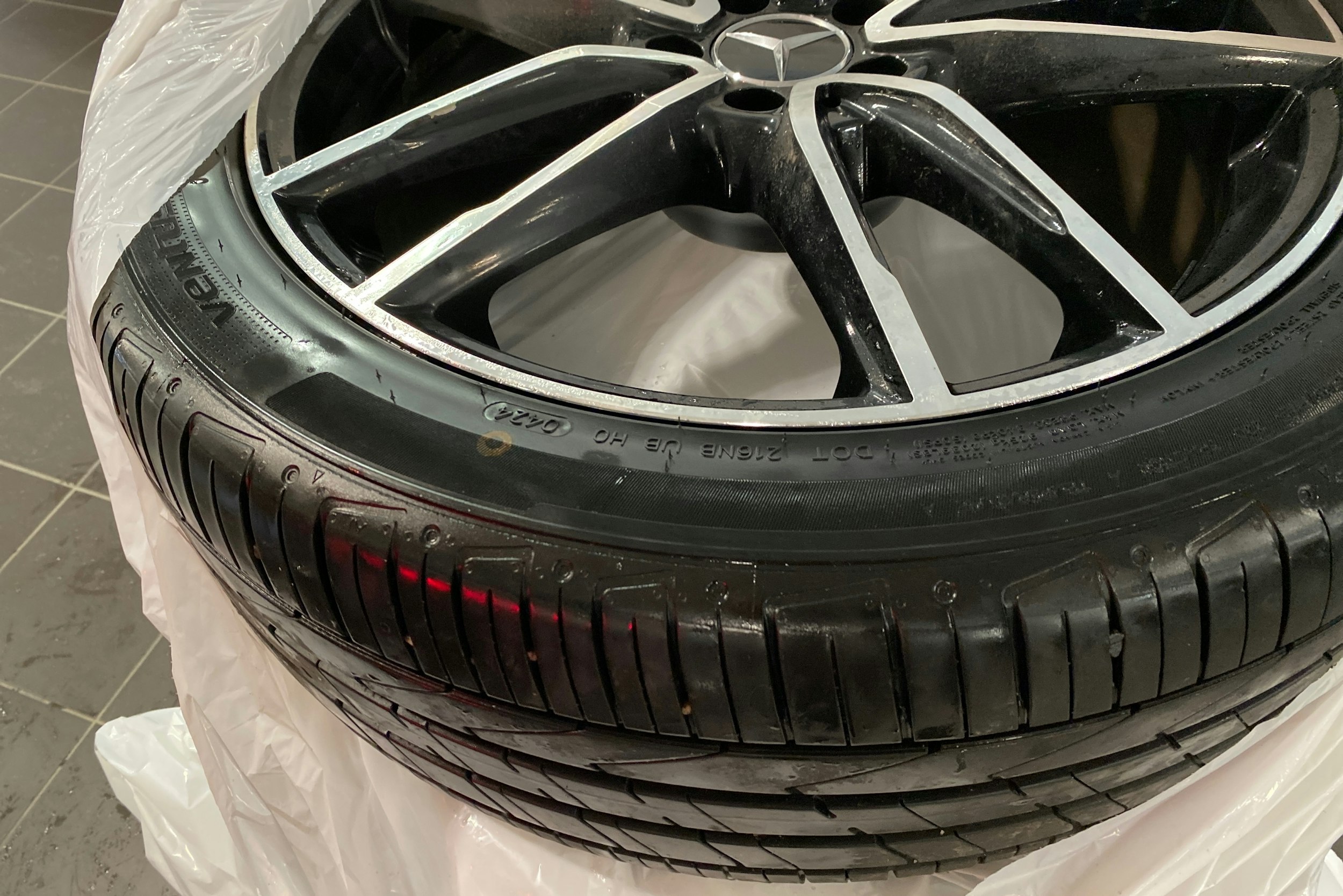 harmaa Mercedes-Benz EQC 2021 kuva 17.