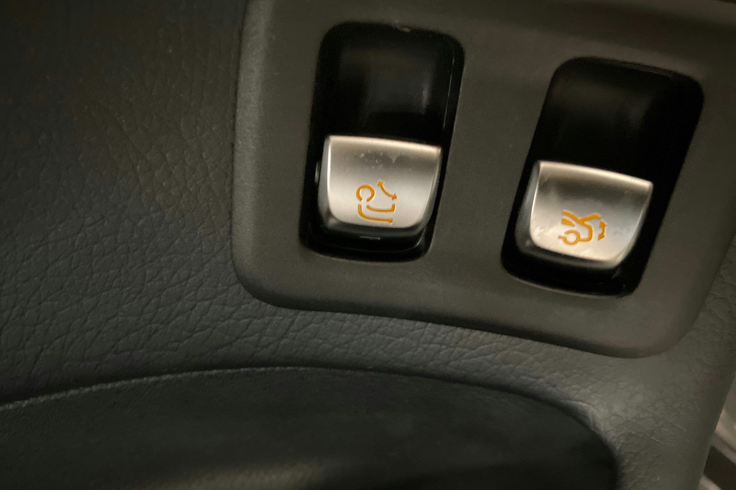 harmaa Mercedes-Benz EQC 2021 kuva 19.