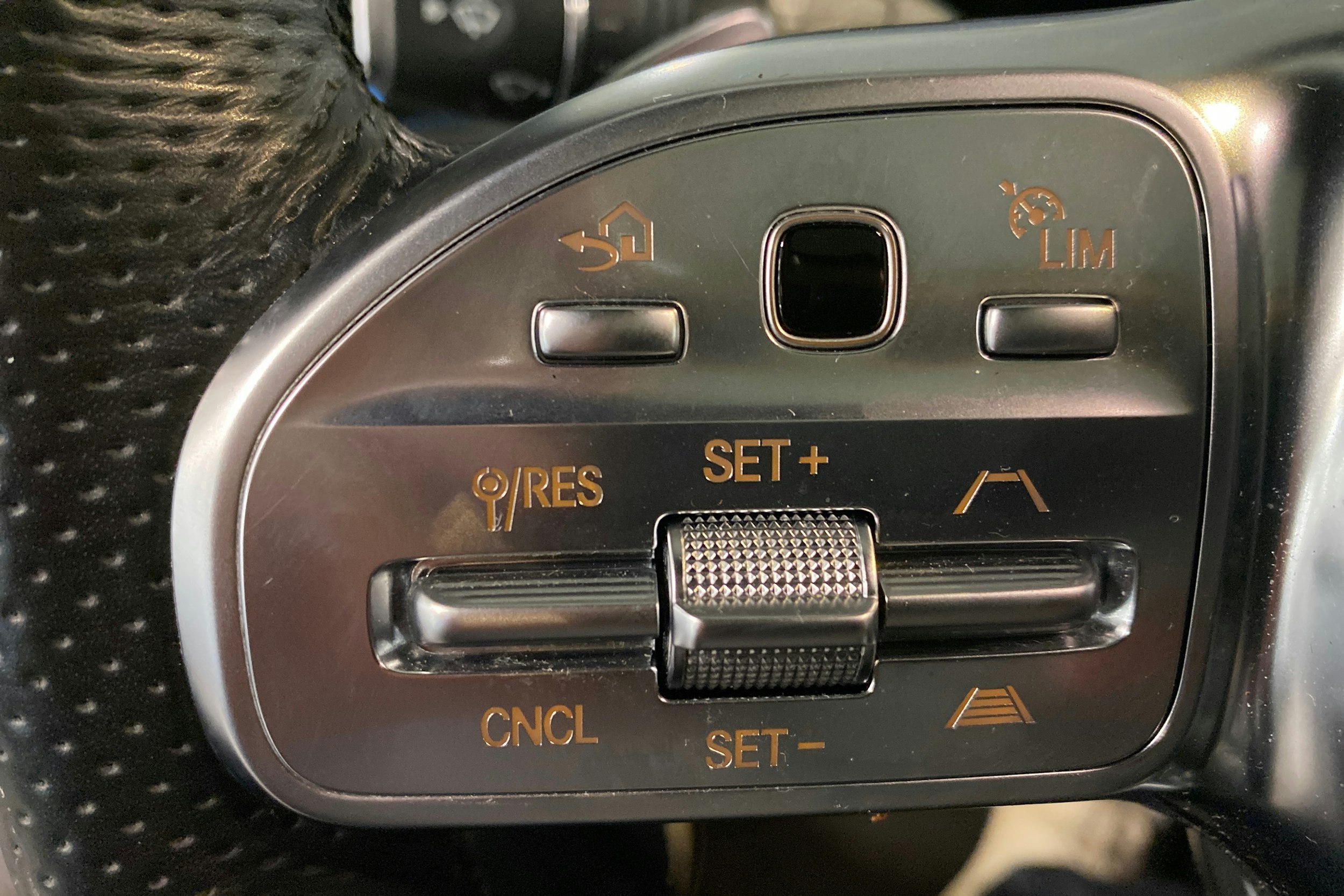 harmaa Mercedes-Benz EQC 2021 kuva 21.